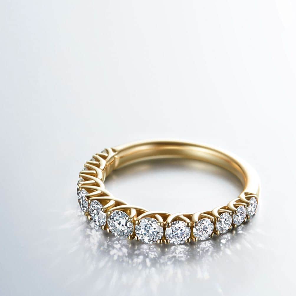 ラザール ダイヤモンド ブティック公式 | 婚約・結婚指輪さんのインスタグラム写真 - (ラザール ダイヤモンド ブティック公式 | 婚約・結婚指輪Instagram)「・ 「エンゲージリングにはなぜダイヤモンドが必要？」 ・ ダイヤモンドは古来より人から贈られた方が縁起がよく、贈られた人を守る力がある」との言い伝えもあります。大切な人へ贈るリングにありったけの願いを込めるのは今も昔も変わりませんね。 ・ *-*-*-*-*-*-*-*-*-*-*-*-*-*-**-*-*-*-*-*-*-*-*-*-*-*-*-*-* MOYESII/モエシー(Carat : 0.20ct～/Price(税抜) : 271,000円～) KALMIA/カルミア(Carat : 0.20ct～/Price(税抜) : 201,000円～) DORILTON/ドリルトン(Carat : 0.20ct～/Price(税抜) : 226,000円～) *-*-*-*-*-*-*-*-*-*-*-*-*-*-**-*-*-*-*-*-*-*-*-*-*-*-*-*-* ・ THE WORLD’S MOST BEAUTIFUL DIAMOND® 商品詳細はプロフィール @lazarediamond_boutique のURLからどうぞ ・ ご予約のうえ、初来店の方に2,000円分のJCB商品券をプレゼント ・ #ラザールダイヤモンド #lazarediamond #プロポーズ #ブライダルリング #マリッジリング #エンゲージリング #エンゲージメントリング #ダイヤモンド #ダイヤモンドリング #プラチナリング #ジュエリー #ring #bridal #jewelry #結婚 #指輪 #婚約 #婚約指輪 #結婚指輪 #婚約指輪選び #結婚指輪選び #指輪探し #婚約しました #結婚しました #結婚式 #結婚式準備 #2019年春婚 #2019年夏婚 #2019年秋婚 #2019年冬婚」4月17日 17時00分 - lazarediamond_boutique