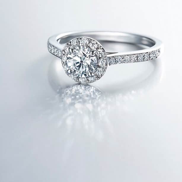 ラザール ダイヤモンド ブティック公式 | 婚約・結婚指輪さんのインスタグラム写真 - (ラザール ダイヤモンド ブティック公式 | 婚約・結婚指輪Instagram)「・ 「エンゲージリングにはなぜダイヤモンドが必要？」 ・ ダイヤモンドは古来より人から贈られた方が縁起がよく、贈られた人を守る力がある」との言い伝えもあります。大切な人へ贈るリングにありったけの願いを込めるのは今も昔も変わりませんね。 ・ *-*-*-*-*-*-*-*-*-*-*-*-*-*-**-*-*-*-*-*-*-*-*-*-*-*-*-*-* MOYESII/モエシー(Carat : 0.20ct～/Price(税抜) : 271,000円～) KALMIA/カルミア(Carat : 0.20ct～/Price(税抜) : 201,000円～) DORILTON/ドリルトン(Carat : 0.20ct～/Price(税抜) : 226,000円～) *-*-*-*-*-*-*-*-*-*-*-*-*-*-**-*-*-*-*-*-*-*-*-*-*-*-*-*-* ・ THE WORLD’S MOST BEAUTIFUL DIAMOND® 商品詳細はプロフィール @lazarediamond_boutique のURLからどうぞ ・ ご予約のうえ、初来店の方に2,000円分のJCB商品券をプレゼント ・ #ラザールダイヤモンド #lazarediamond #プロポーズ #ブライダルリング #マリッジリング #エンゲージリング #エンゲージメントリング #ダイヤモンド #ダイヤモンドリング #プラチナリング #ジュエリー #ring #bridal #jewelry #結婚 #指輪 #婚約 #婚約指輪 #結婚指輪 #婚約指輪選び #結婚指輪選び #指輪探し #婚約しました #結婚しました #結婚式 #結婚式準備 #2019年春婚 #2019年夏婚 #2019年秋婚 #2019年冬婚」4月17日 17時00分 - lazarediamond_boutique