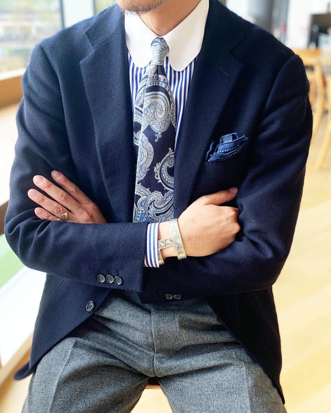 のインスタグラム：「"Dressing Blue shades" ・ Ph. @serizawa_ryosuke ・ Tap for Brands ・ #stilelatino #avino #hemes #igarashitrousers #drakes #menswear #mensstyle #mensstreetstyle #dapper #dappermen #gentleman #vintage #vintagestyle #vintagewear #mensfashion #mensclothing #ootd #outfit」