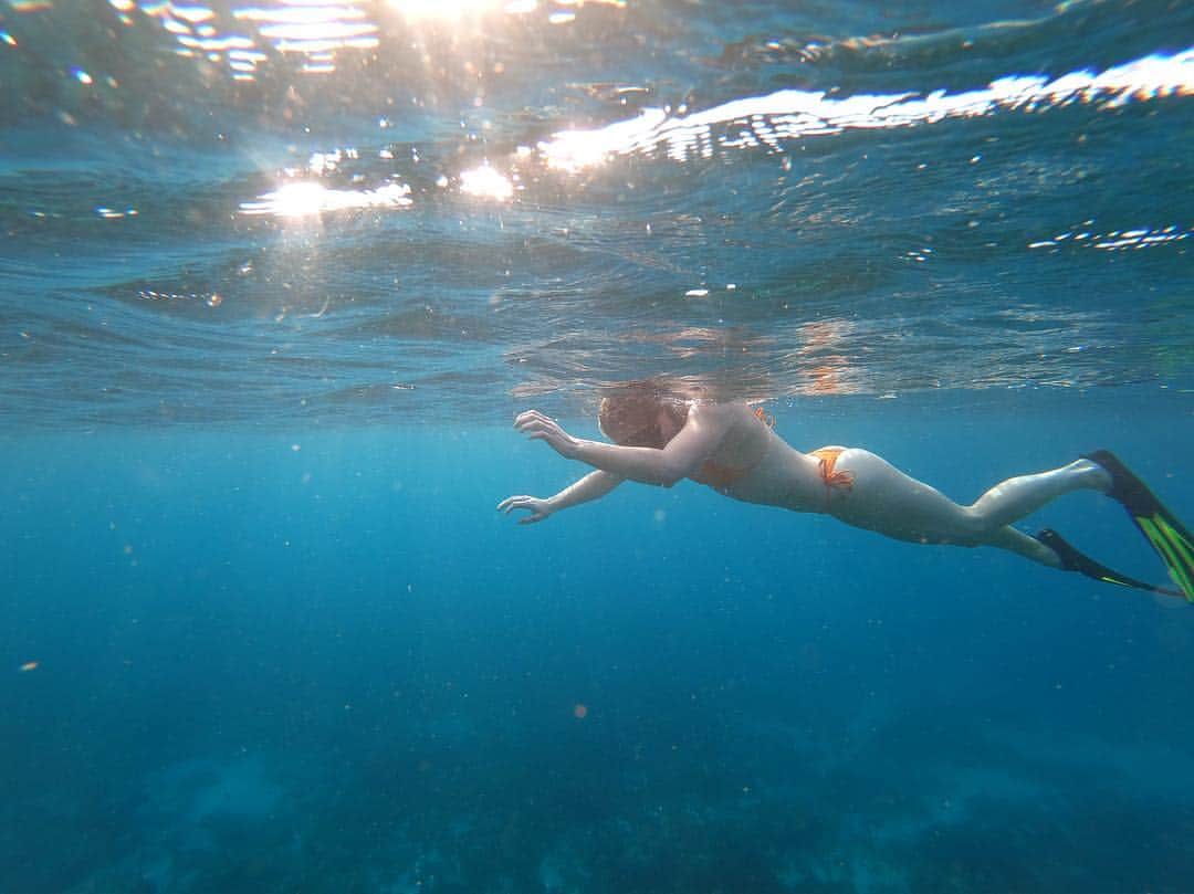エミリー・シーボームのインスタグラム：「Happiness comes in waves」