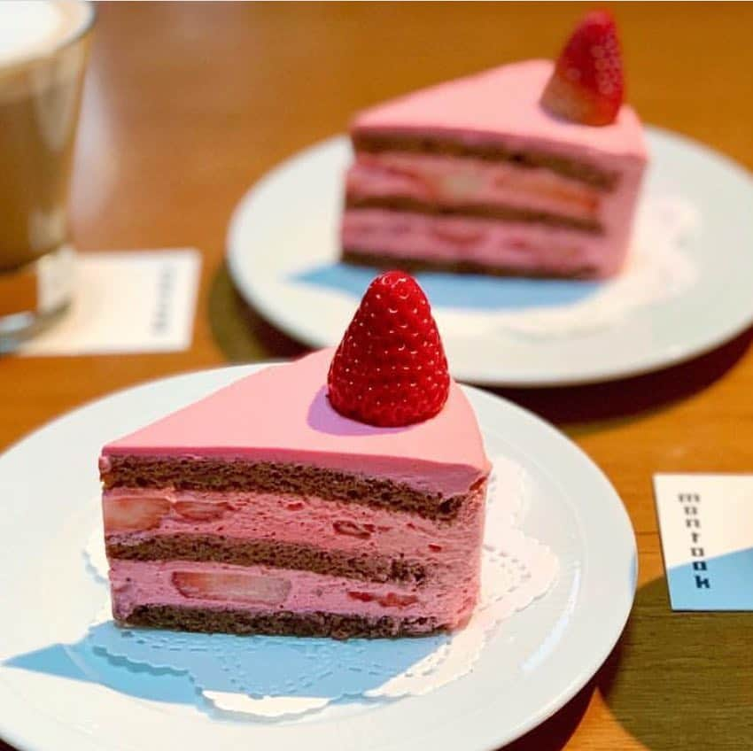 aumoグルメさんのインスタグラム写真 - (aumoグルメInstagram)「. ❤︎ピンクのショートケーキ🍓❤︎ . 原宿の人気カフェ『montoak』のとってもキュートなショートケーキ💖 見た目だけでなく、味も抜群◎居心地も良いので、ついつい長居したくなっちゃいますよ🥰 . 写真提供 :  @yurina.i1225 さん﻿﻿ 素敵なお写真をありがとうございました♡﻿﻿﻿ .﻿﻿ 店名：【montoak】 ぜひ訪れてみてくださいね。﻿﻿ .﻿﻿ ﻿﻿ あなたが撮影したベストグルメpicに﻿﻿ 「#aumo」を付けて教えて下さいっ☺︎﻿﻿﻿ あなたの投稿が紹介されるかも♪﻿﻿﻿﻿﻿ .﻿﻿ aumoアプリは毎日配信！おでかけや最新グルメなどaumo読者が気になる情報が満載♡﻿﻿ ダウンロードはプロフィールのURLから✔︎﻿﻿﻿ (iPhone&Android版)﻿﻿ .  #montoak#モントーク#東京カフェ#東京グルメ#東京スイーツ#原宿カフェ#原宿グルメ#原宿スイーツ#ショートケーキ#苺スイーツ#いちごスイーツ#ピンクスイーツ#カフェ時間#カフェ散歩 #食べまくり #お茶の時間 #話題 #たべすたぐらむ #萌え断 #甘いもの大好き #スイーツ巡り#スイーツ好き #スイーツ好きな人と繋がりたい #카페탐방 #食べるの好きな人と繋がりたい#カフェ活 #スイーツ作り」4月17日 17時04分 - aumo_gourmet