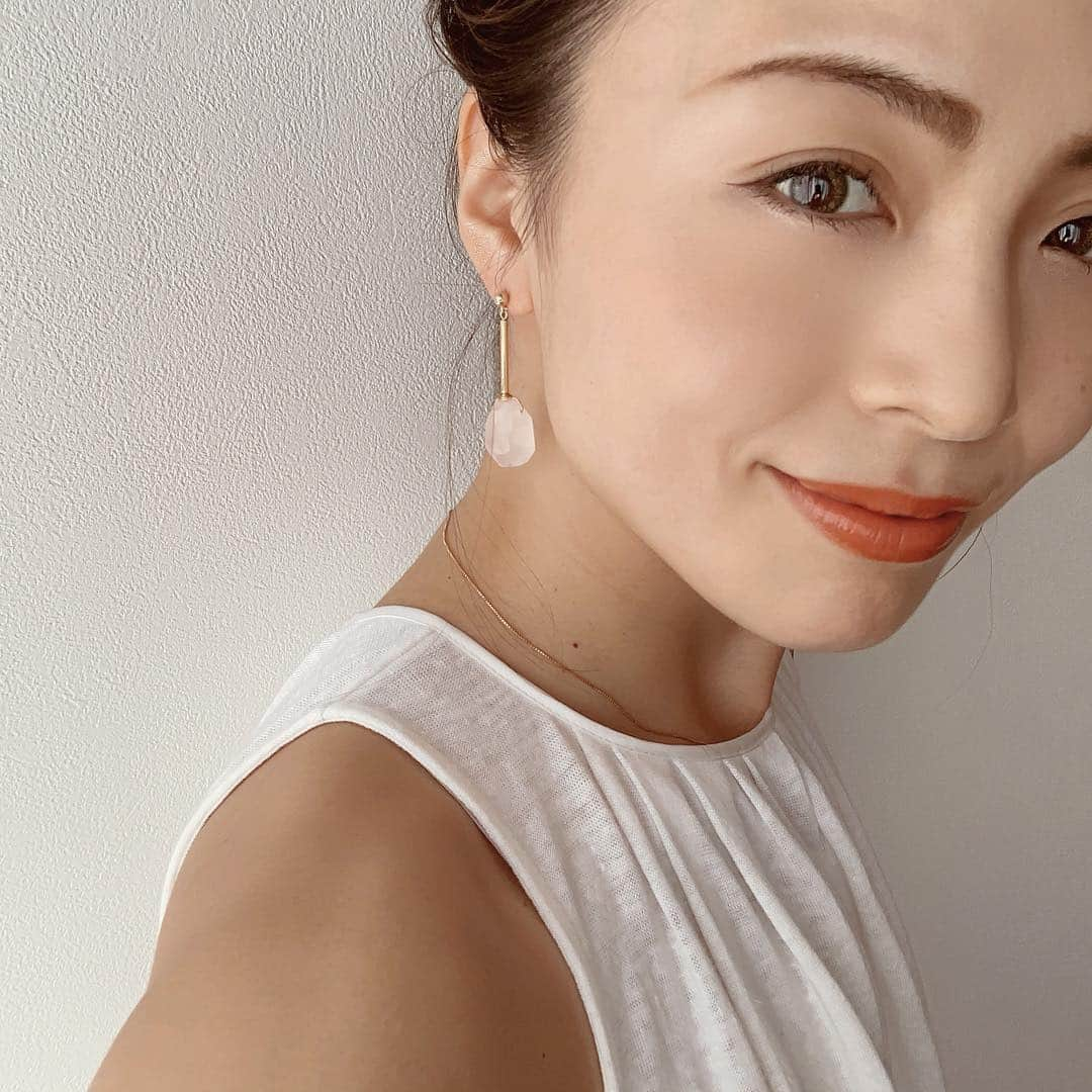 里見茜さんのインスタグラム写真 - (里見茜Instagram)「🌹Venus Rose 🌹  今日はこの子をつけてお出かけ♡ 透明感のあるピンクの天然石🕊 歩くと揺れる感じが更に可愛いの💋 因みにイヤリングにも変更できます😇 #estoreja#pierce#ハンドメイドピアス #ハンドメイド#419#発売#お楽しみに」4月17日 17時15分 - satomiakane