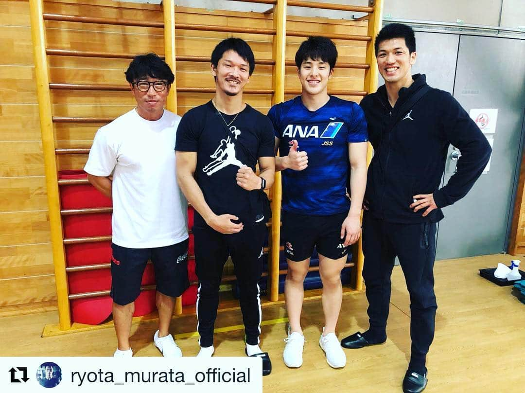 瀬戸大也さんのインスタグラム写真 - (瀬戸大也Instagram)「🥊×🏊‍♂️ . . . . . プロボクサーの村田諒太さんと尾川堅一さんがウエイトトレーニングを見学しに来てくださいました。 ボクシングのトレーニング内容など色々お話しが出来て凄く刺激になりました！ 自分も学びの姿勢はいつまでも崩さずに色々なことを勉強していきたいと思いました！！ #Repost @ryota_murata_official with @get_repost ・・・ 競泳瀬戸選手のトレーニング見学へ。 他競技の選手からもらう刺激は大きい。 瀬戸選手、佐々木トレーナー、NTCの皆様、ありがとうございました。 @daiya_seto  #瀬戸大也 #swimmer #boxer #尾川堅一 #nike #マイナビ」4月17日 17時11分 - daiya_seto