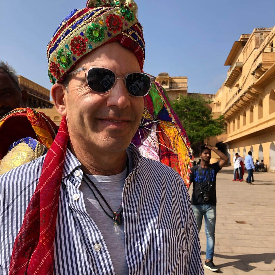 ボビー・ブラウンさんのインスタグラム写真 - (ボビー・ブラウンInstagram)「Another day of wonder. This time in #jaipur with @sdplof #india #weloveyou and Steven loves the hall of mirrors and his snake」4月17日 17時23分 - justbobbidotcom