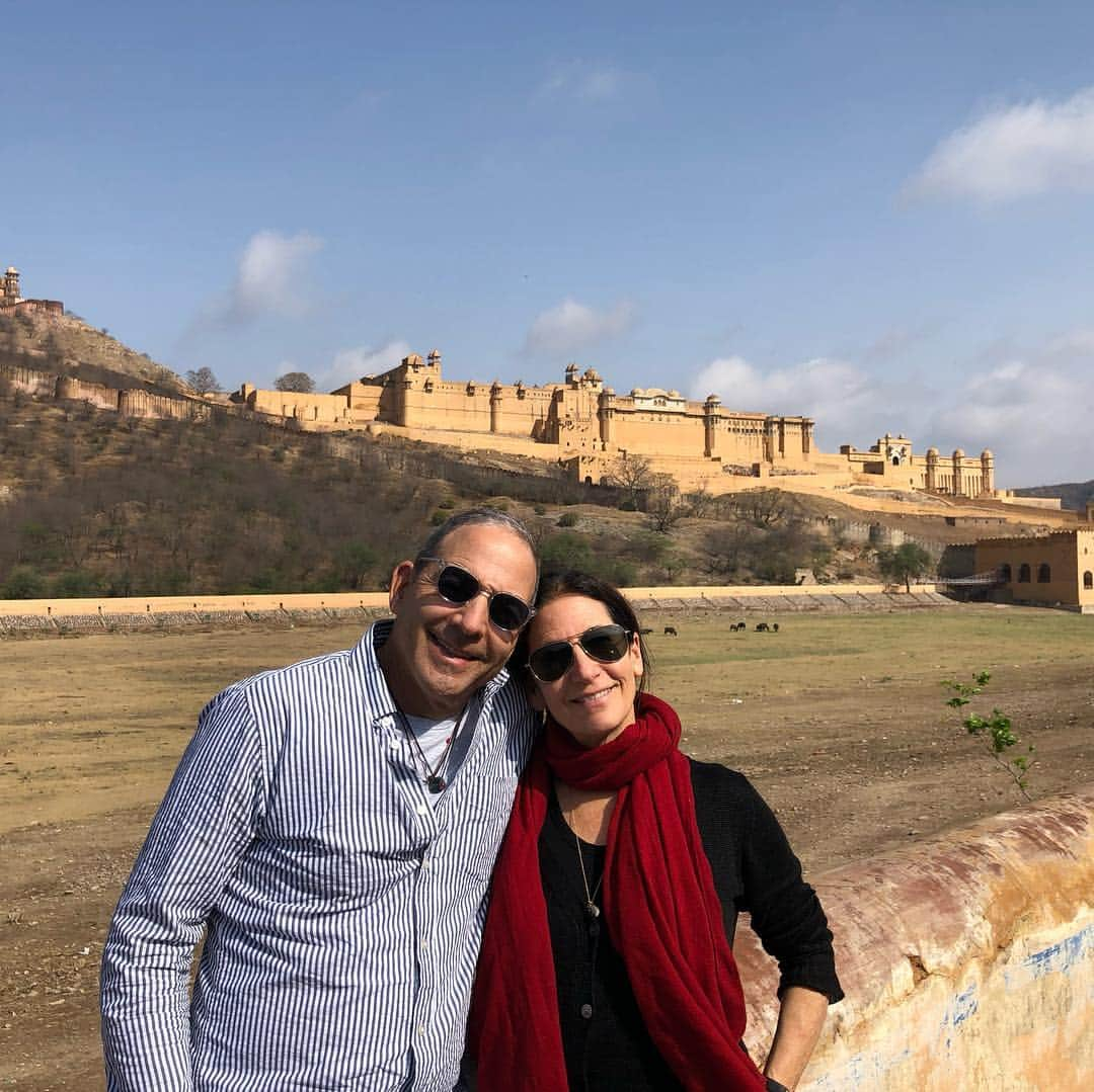 ボビー・ブラウンさんのインスタグラム写真 - (ボビー・ブラウンInstagram)「Another day of wonder. This time in #jaipur with @sdplof #india #weloveyou and Steven loves the hall of mirrors and his snake」4月17日 17時23分 - justbobbidotcom