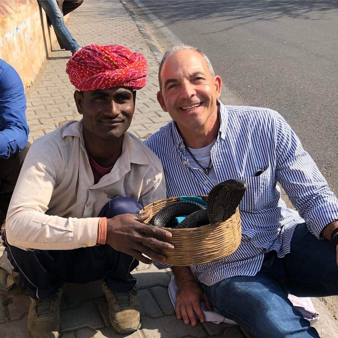 ボビー・ブラウンさんのインスタグラム写真 - (ボビー・ブラウンInstagram)「Another day of wonder. This time in #jaipur with @sdplof #india #weloveyou and Steven loves the hall of mirrors and his snake」4月17日 17時23分 - justbobbidotcom