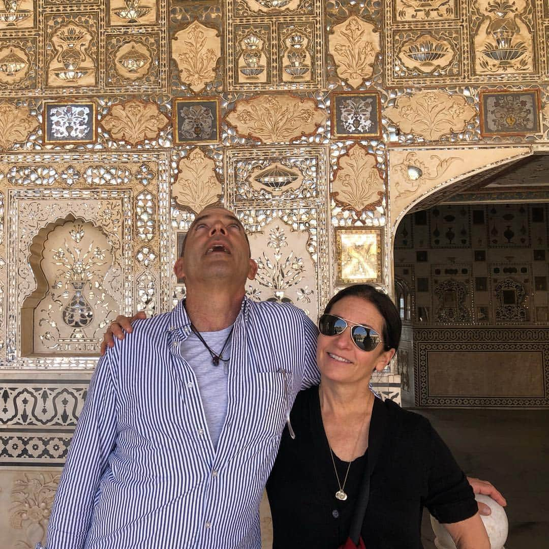 ボビー・ブラウンさんのインスタグラム写真 - (ボビー・ブラウンInstagram)「Another day of wonder. This time in #jaipur with @sdplof #india #weloveyou and Steven loves the hall of mirrors and his snake」4月17日 17時23分 - justbobbidotcom