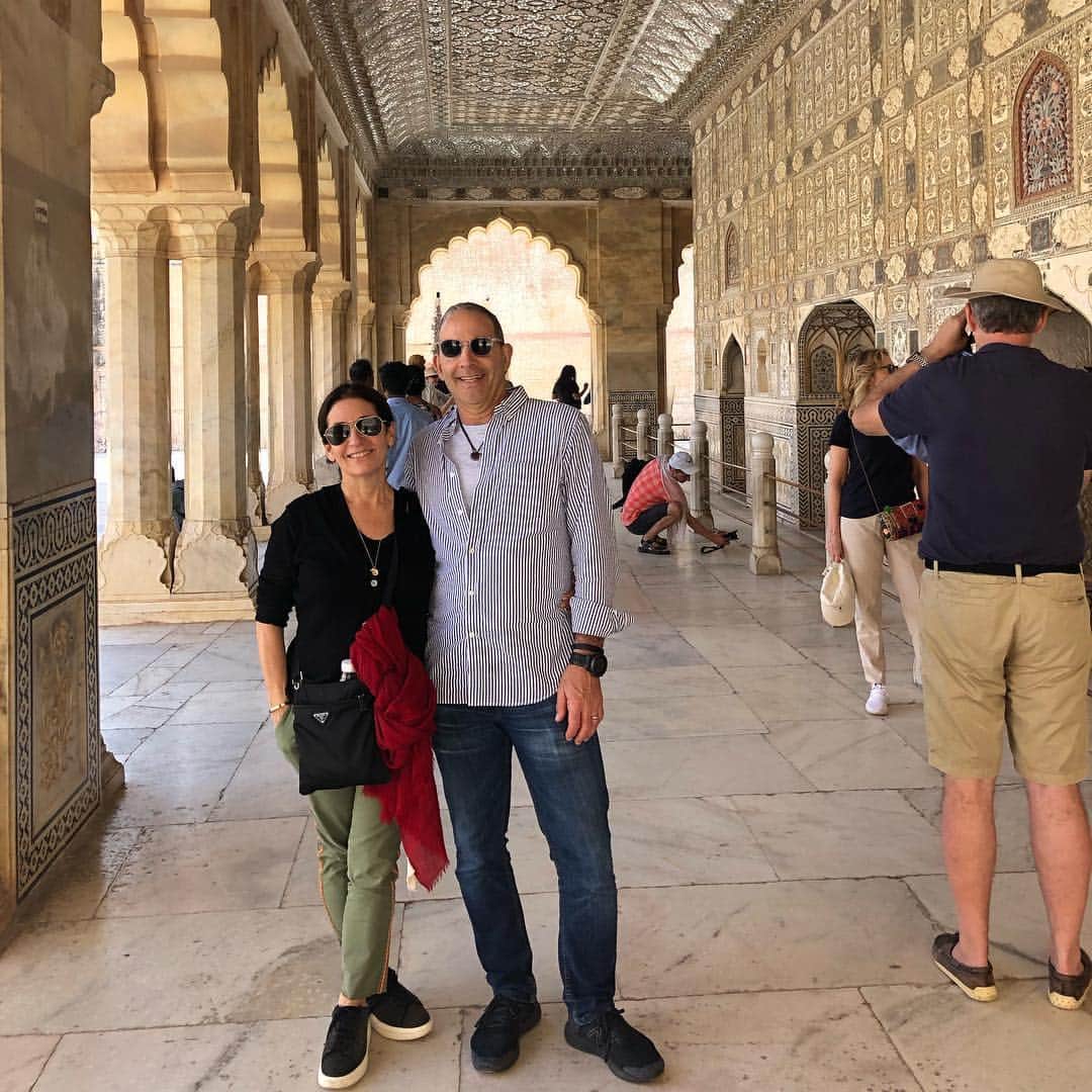 ボビー・ブラウンのインスタグラム：「Another day of wonder. This time in #jaipur with @sdplof #india #weloveyou and Steven loves the hall of mirrors and his snake」