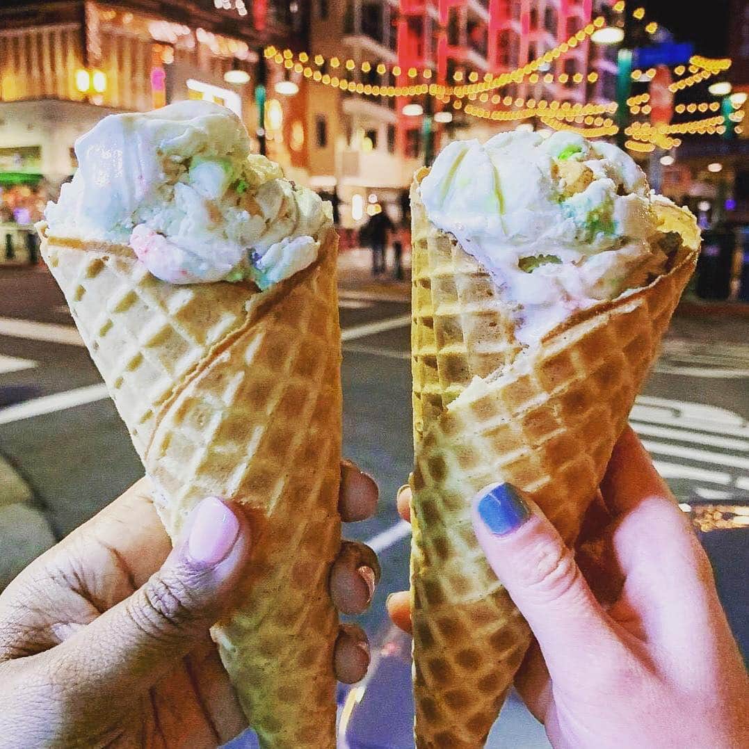 のインスタグラム：「アイスクリーム🍨が、とにかく今アメリカ🇺🇸では人気‼️ 各地にローカルビールならぬ、ローカルアイスクリームショップができていて、各店独自のレシピのアイスクリーム🍨を提供しています。 サンプリングもさせてくれるところが多いのが、アメリカ🇺🇸っぽいかも〜 ちなみに写真のアイスクリームのフレーバーは「キャラメル&チョコレートバースデーケーキ」 . #us #usa #america #california #sandiego #nightlife #westcoast #downtown #icecream #sweets #instafoodie #local #special #flavor #アメリカ #留学 #海外生活 #studyabroad #travel #旅行 #散歩 #アイス #サンプリング #アイスクリーム #友達 #キャラメル #バースデーケーキ #caramel #birthdaycake」
