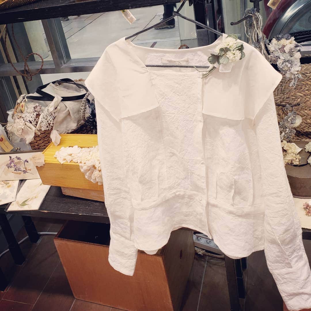 エムスールさんのインスタグラム写真 - (エムスールInstagram)「【渋谷駅 東急東横店Limited shop*】. . 毎日たくさんのご来店、 ありがとうございます(*^^*). . . 各月の誕生日×誕生石を、 真鍮とシルバーにて表現したシリーズも、 イベントからスタートしています✽. 4月は桜のお花･･･🌸.* 風に舞う桜の花びらのように、 ゆらゆらと桜のパーツがさりげなくゆれるデザイン◎. ぜひ店頭にてお試しください✽. . 完売していた、 新作の【シロツメクサシリーズ】の コサージュやイヤリングも再入荷！🍀. . ドライフラワーで制作している、 一点モノの#フラワーボトルライト もたくさん届きましたよ*ˊᵕˋ*. . イベントもあっという間に、 残りあと1週間(^_^). ぜひふらっとお気軽に遊びにいらしてくださいね...♪*ﾟ. . お買い上げノベルティーも可愛いですよ♡  鳥さんが控えめにちらちら揺れています･･･✽. (税込1万円以上お買い上げの方への先着プレゼント！) . 皆様のご来店を、 心よりお待ちしております✽. . #msoeur#m_soeur#エムスール#期間限定ショップ#渋谷 #東急東横店#渋谷東急 #shibuya #flower#桜#🌸#誕生花#誕生石#4月#4月生まれ #シロツメクサ#クローバー#花#布花#花のある暮らし#ドライフラワー#フラワーボトルライト#flowerbottlelight #24日まで」4月17日 17時24分 - m_soeur