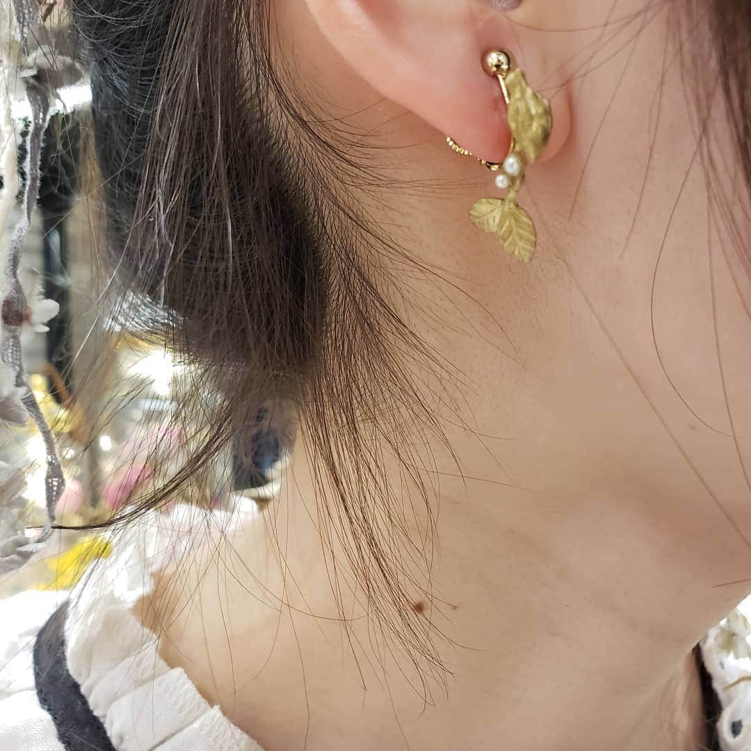 エムスールさんのインスタグラム写真 - (エムスールInstagram)「【渋谷駅 東急東横店Limited shop*】. . 毎日たくさんのご来店、 ありがとうございます(*^^*). . . 各月の誕生日×誕生石を、 真鍮とシルバーにて表現したシリーズも、 イベントからスタートしています✽. 4月は桜のお花･･･🌸.* 風に舞う桜の花びらのように、 ゆらゆらと桜のパーツがさりげなくゆれるデザイン◎. ぜひ店頭にてお試しください✽. . 完売していた、 新作の【シロツメクサシリーズ】の コサージュやイヤリングも再入荷！🍀. . ドライフラワーで制作している、 一点モノの#フラワーボトルライト もたくさん届きましたよ*ˊᵕˋ*. . イベントもあっという間に、 残りあと1週間(^_^). ぜひふらっとお気軽に遊びにいらしてくださいね...♪*ﾟ. . お買い上げノベルティーも可愛いですよ♡  鳥さんが控えめにちらちら揺れています･･･✽. (税込1万円以上お買い上げの方への先着プレゼント！) . 皆様のご来店を、 心よりお待ちしております✽. . #msoeur#m_soeur#エムスール#期間限定ショップ#渋谷 #東急東横店#渋谷東急 #shibuya #flower#桜#🌸#誕生花#誕生石#4月#4月生まれ #シロツメクサ#クローバー#花#布花#花のある暮らし#ドライフラワー#フラワーボトルライト#flowerbottlelight #24日まで」4月17日 17時24分 - m_soeur