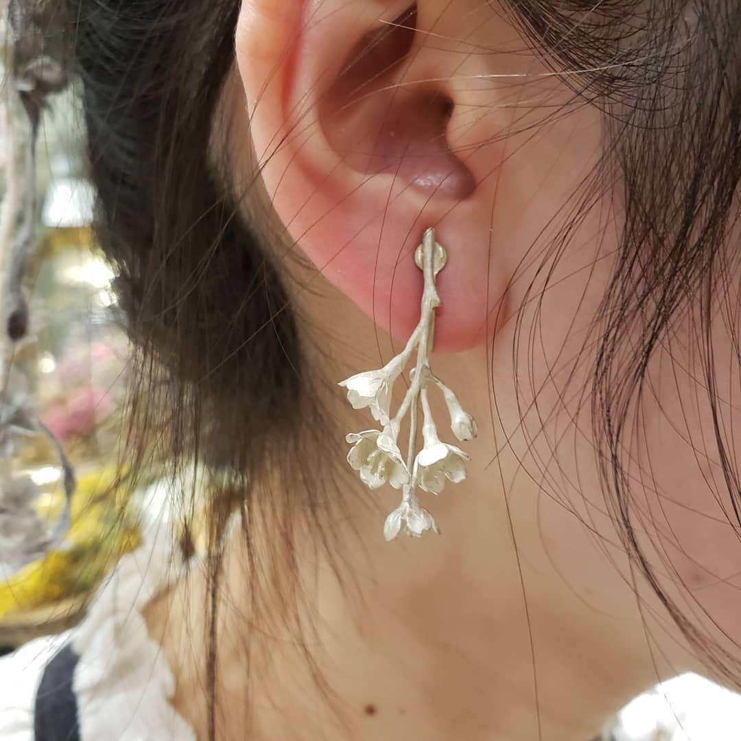 エムスールさんのインスタグラム写真 - (エムスールInstagram)「【渋谷駅 東急東横店Limited shop*】. . 毎日たくさんのご来店、 ありがとうございます(*^^*). . . 各月の誕生日×誕生石を、 真鍮とシルバーにて表現したシリーズも、 イベントからスタートしています✽. 4月は桜のお花･･･🌸.* 風に舞う桜の花びらのように、 ゆらゆらと桜のパーツがさりげなくゆれるデザイン◎. ぜひ店頭にてお試しください✽. . 完売していた、 新作の【シロツメクサシリーズ】の コサージュやイヤリングも再入荷！🍀. . ドライフラワーで制作している、 一点モノの#フラワーボトルライト もたくさん届きましたよ*ˊᵕˋ*. . イベントもあっという間に、 残りあと1週間(^_^). ぜひふらっとお気軽に遊びにいらしてくださいね...♪*ﾟ. . お買い上げノベルティーも可愛いですよ♡  鳥さんが控えめにちらちら揺れています･･･✽. (税込1万円以上お買い上げの方への先着プレゼント！) . 皆様のご来店を、 心よりお待ちしております✽. . #msoeur#m_soeur#エムスール#期間限定ショップ#渋谷 #東急東横店#渋谷東急 #shibuya #flower#桜#🌸#誕生花#誕生石#4月#4月生まれ #シロツメクサ#クローバー#花#布花#花のある暮らし#ドライフラワー#フラワーボトルライト#flowerbottlelight #24日まで」4月17日 17時24分 - m_soeur