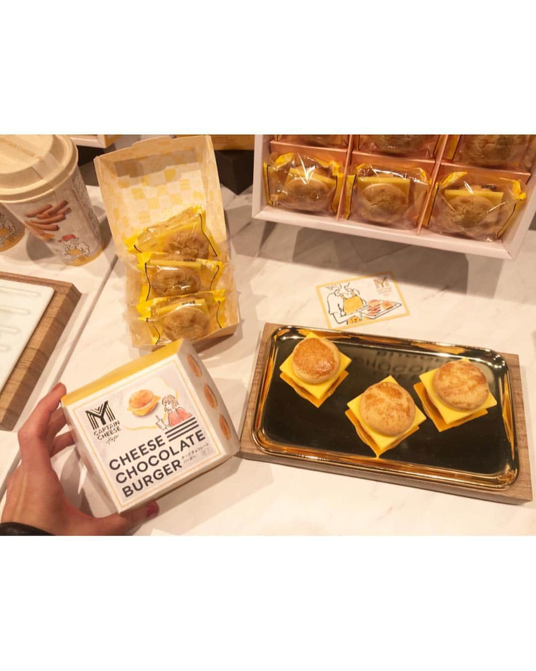 MOREさんのインスタグラム写真 - (MOREInstagram)「| 東京土産の新定番が誕生♡ /  4/19、東京駅グランスタにオープンする#マイキャプテンチーズTOKYO 。アメリカ西海岸のチーズバーガーからインスピレーションを受け作られた看板メニュー#チーズチョコレートバーガー は、これまでにない新感覚のチーズスイーツ🧀🍔♡ 甘じょっぱくて、サクサクしてるのにふわふわで、濃厚なのに軽い…。不思議な味わいに、魅了されること間違いなし🥰💞 * *  他にも#チーズクッキースティック や、本格ベイクドチーズケーキ#チーズゴロゴロケーキ を発売。おいしいのはもちろん、お洒落なビジュアルもGood。ゴールデンウィークの帰省土産におすすめです:) さ、ら、に！ DAILY MOREでは、今夜から北は北海道、南は沖縄まで、各地の人気お土産情報をずらりと紹介します♡ おたのしみにー！ * #MORE #dailymore #moremagjp  #モア #デイリーモア #東京駅 #東京土産 #food #sweets #cheese #チーズスイーツ #グルメ #スイーツ」4月17日 17時21分 - moremagjp