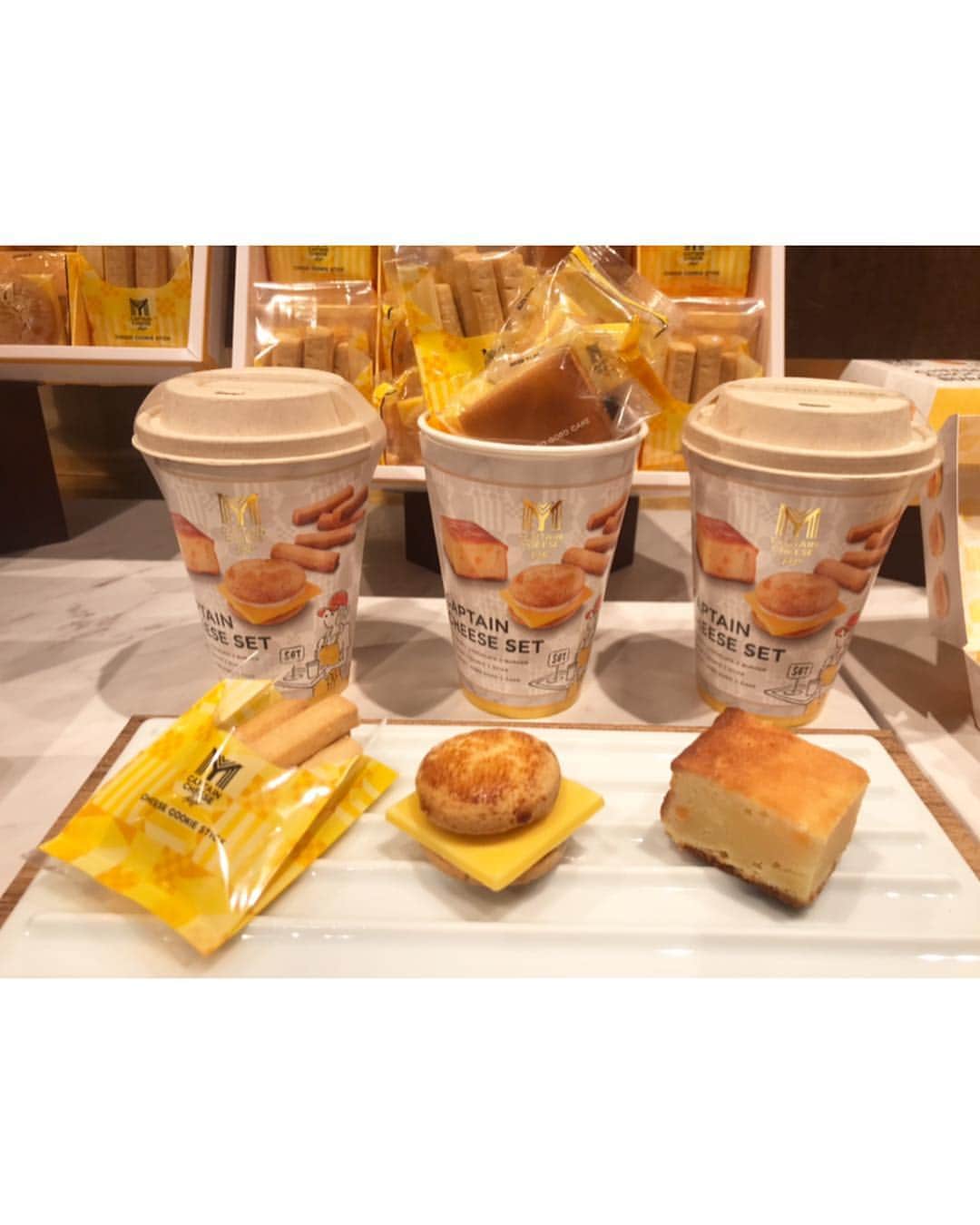MOREさんのインスタグラム写真 - (MOREInstagram)「| 東京土産の新定番が誕生♡ /  4/19、東京駅グランスタにオープンする#マイキャプテンチーズTOKYO 。アメリカ西海岸のチーズバーガーからインスピレーションを受け作られた看板メニュー#チーズチョコレートバーガー は、これまでにない新感覚のチーズスイーツ🧀🍔♡ 甘じょっぱくて、サクサクしてるのにふわふわで、濃厚なのに軽い…。不思議な味わいに、魅了されること間違いなし🥰💞 * *  他にも#チーズクッキースティック や、本格ベイクドチーズケーキ#チーズゴロゴロケーキ を発売。おいしいのはもちろん、お洒落なビジュアルもGood。ゴールデンウィークの帰省土産におすすめです:) さ、ら、に！ DAILY MOREでは、今夜から北は北海道、南は沖縄まで、各地の人気お土産情報をずらりと紹介します♡ おたのしみにー！ * #MORE #dailymore #moremagjp  #モア #デイリーモア #東京駅 #東京土産 #food #sweets #cheese #チーズスイーツ #グルメ #スイーツ」4月17日 17時21分 - moremagjp