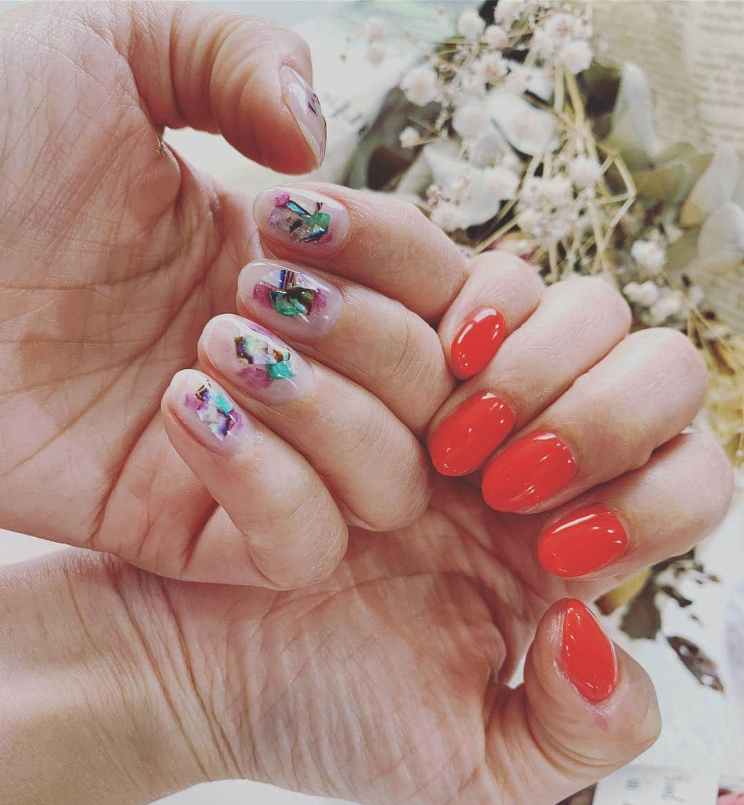 上村知世さんのインスタグラム写真 - (上村知世Instagram)「ネイルを元気な春カラーにチェンジ💅 クリアでアシメなネイル！ 飽き性の私にぴったりwww #avi #アヴィ #新潟ネイルサロン #新潟ネイル #nail #ネイル #アシンメトリー」4月17日 17時25分 - tomose0207