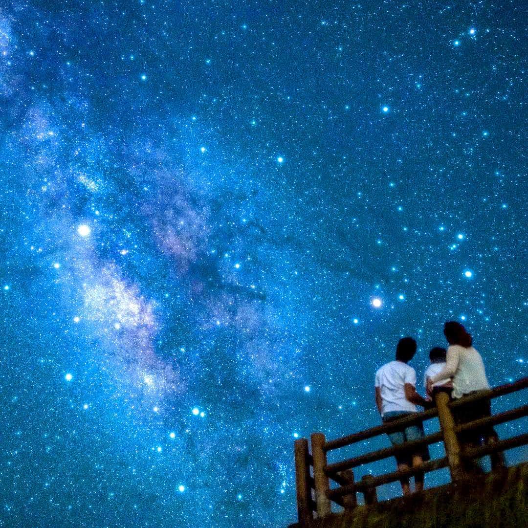 ジェットスター航空さんのインスタグラム写真 - (ジェットスター航空Instagram)「#宮古島　には、美しい #星空 を見られるスポットがたくさんあるんですよ🌠🌙#e旅ブック宮古編　は今日でおしまい✈︎ 宮古島の美しい景色で #ブルーチャージ できましスター？🤗 ・ ------------------------------ 📷 by @tsukasa_okinawa Special thanks⭐ ------------------------------ ・​ 宮古のしまの遊び方をチェック☝http://bit.ly/shima_okinawa ・ ✈#東京（成田）～ #宮古（下地島）　片道 ¥6,990〜 運航中！ ✈#大阪（関西）～ #宮古（下地島）　片道 ¥5,990〜 7/3 start ・ #ジェットスター #jetstar_japan #jetstar #e旅ブック #e旅ブック宮古編 #下地島 #宮古島 #沖縄離島 #旅行 #島旅 #リゾート #南国チャージ #宮古島旅行 #宮古ブルー #星空 #星空フォト #下地島空港 #ビーチ直行便 ・ *運賃はエコノミークラス「Starter」。支払手数料、空港使用料等が別途必要です。受託手荷物の料金は含まれません。諸条件が適用されます。運航は関係機関の認可を前提とします。」4月17日 17時29分 - jetstar_japan