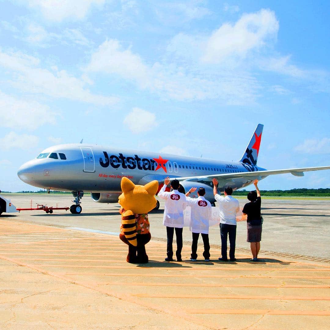 ジェットスター航空さんのインスタグラム写真 - (ジェットスター航空Instagram)「#宮古島　には、美しい #星空 を見られるスポットがたくさんあるんですよ🌠🌙#e旅ブック宮古編　は今日でおしまい✈︎ 宮古島の美しい景色で #ブルーチャージ できましスター？🤗 ・ ------------------------------ 📷 by @tsukasa_okinawa Special thanks⭐ ------------------------------ ・​ 宮古のしまの遊び方をチェック☝http://bit.ly/shima_okinawa ・ ✈#東京（成田）～ #宮古（下地島）　片道 ¥6,990〜 運航中！ ✈#大阪（関西）～ #宮古（下地島）　片道 ¥5,990〜 7/3 start ・ #ジェットスター #jetstar_japan #jetstar #e旅ブック #e旅ブック宮古編 #下地島 #宮古島 #沖縄離島 #旅行 #島旅 #リゾート #南国チャージ #宮古島旅行 #宮古ブルー #星空 #星空フォト #下地島空港 #ビーチ直行便 ・ *運賃はエコノミークラス「Starter」。支払手数料、空港使用料等が別途必要です。受託手荷物の料金は含まれません。諸条件が適用されます。運航は関係機関の認可を前提とします。」4月17日 17時29分 - jetstar_japan