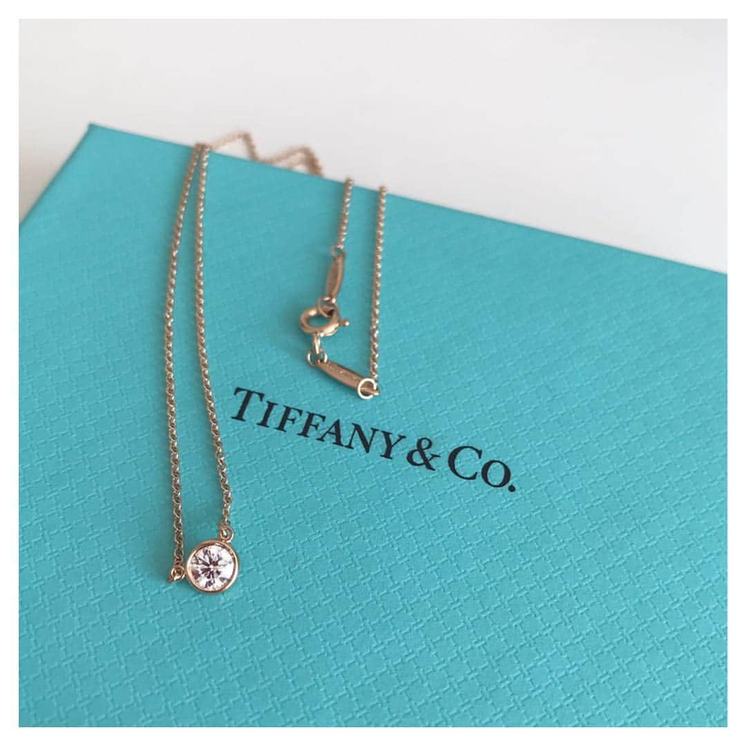 おまめ（Miki）のインスタグラム：「. . 厄除けの贈り物は Tiffany バイザヤード💠 . ２月にハワイへ行った時に買ってくれました🐠🌴🏄‍♀️ . . 最初、違うの見てたけど 母にこっちの方が長く使えるよって言われて。 一粒ダイアにしてよかった🥰 . . . #前厄 #厄年 #ティファニー #バイザヤード #今年は前厄 🤢 #平和に過ごせますように 💛 #令和わくわく」