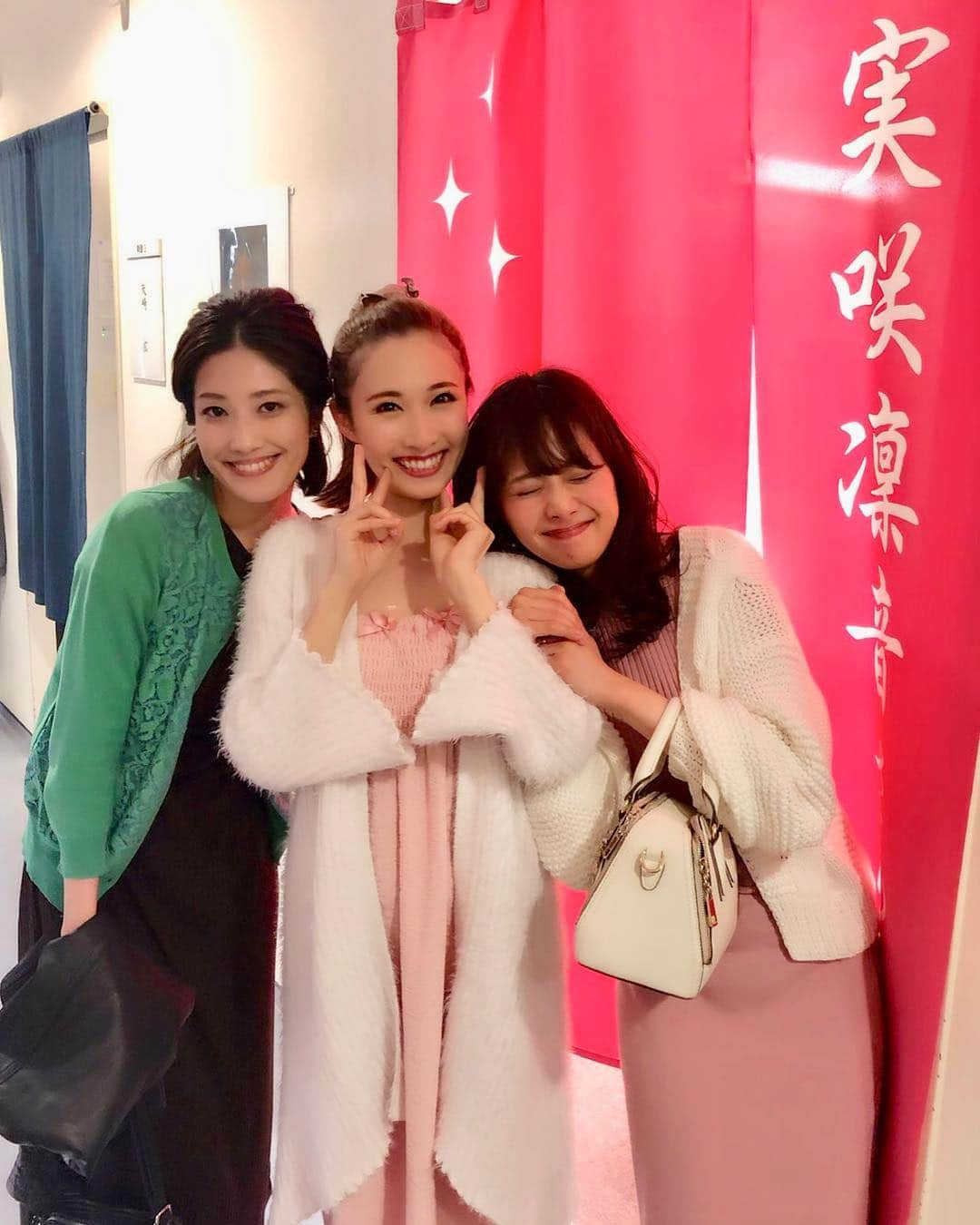 実咲凜音さんのインスタグラム写真 - (実咲凜音Instagram)「. 優香としおり☺︎ 観に来てくれました。 ありがとう。  今日 4月17日はなんと 私たち95期が初舞台を踏んで ちょうど10年らしいです✨  あっという間の10年ね。  きっと次の10年も嵐のように過ぎるんだろうな🙃  みりおん。 #明日は休演日 #晴れますように #おやすみなさい🌙」4月17日 22時59分 - misaki_rion