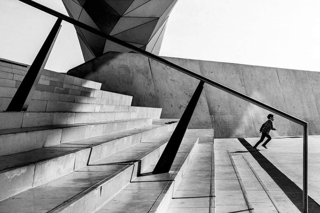 ライカさんのインスタグラム写真 - (ライカInstagram)「French photographer and monochrome specialist Fred Mortagne (@frenchfred) explores the architecture of the Musée des Confluences in Lyon with the new Leica Q2. Find out more about the second generation Leica Q via the bio link.  #LeicaCamera #Leica #🔴📷 #Leicagram #LeicaQ2 #TheLeicaLook #Leica_World #LeicaWorld #Leica_Club #LeicaSociety #Leicaphoto #ShootLeicaPro #streetphoto #lifeisstreet #architecturephotography #bnw_world #bnwmood」4月17日 23時00分 - leica_camera