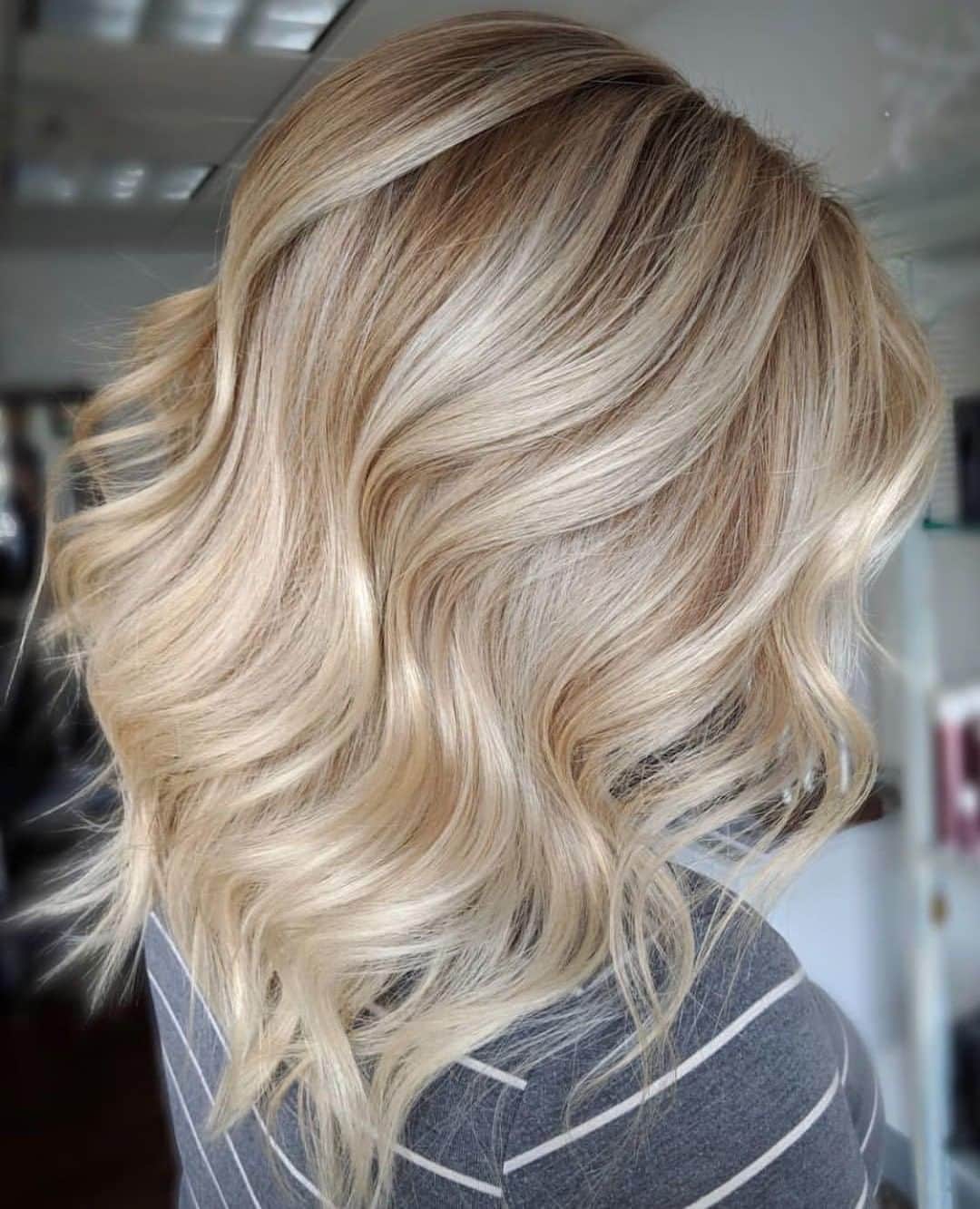CosmoProf Beautyさんのインスタグラム写真 - (CosmoProf BeautyInstagram)「When life hands you the perfect canvas, you create a seamless, blended balayage 👌😍 Hair by #COSMOPRO @mashytaters who shares all the details on how she achieved this dreamy, dimensional color 👇  Bobbie has some magical level 8 natural hair. 🦄You see those "lowlights" in between her ribbons of bright blonde? That's her NATURAL level and tone 🤤🤤🤤⁣ ⁣ This makes it super easy for us to make her bright and cancel out warmth! Also, her hair is super soft and shiny because she only gets her hair done once every 3 months and takes GOOD care of it in between! That means 1️⃣ minimal shampooing 2️⃣ quality products 3️⃣ minimal heat styling!⁣ 👏 ⁣ All I had to do to achieve this was a true Balayage using @wellahairusa #Blondor + #WellaPlex  #repost #cosmoprofbeauty #licensedtocreate #wellahairusa #balayagehighlights #dimensionalblonde #hairpainting」4月17日 23時00分 - cosmoprofbeauty
