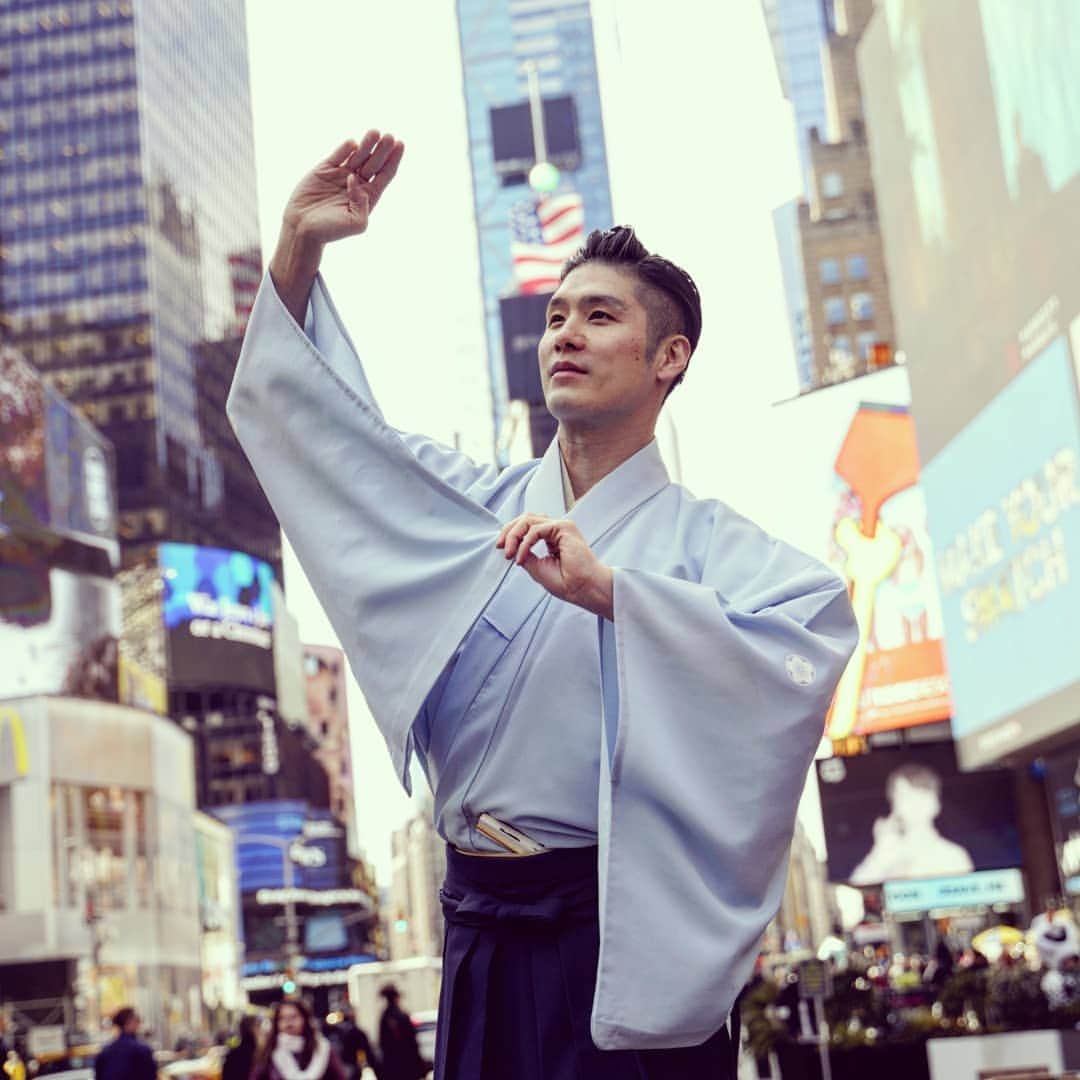 梅川壱ノ介（舞踊家）のインスタグラム：「UMEKAWA ICHINOSUKE in New York.  タイムズスクエアにて。  #梅川壱ノ介 #舞踊家 #ニューヨーク #撮影 #マンハッタン #タイムズスクエア #umekawaichinosuke #newyork  #manhattan」