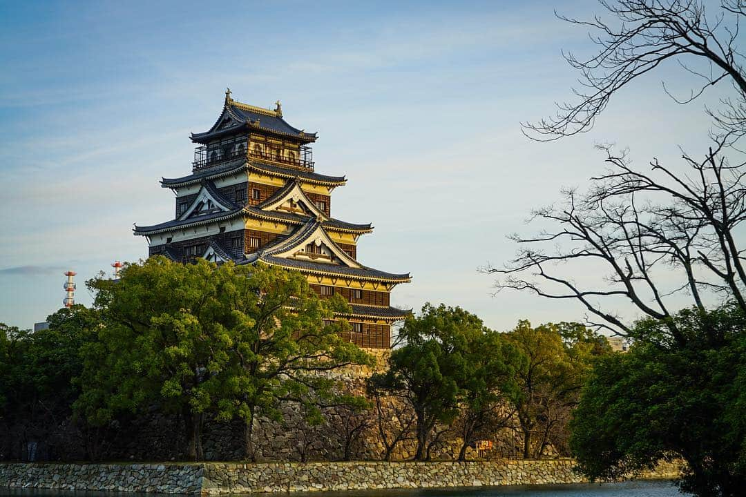 MagicalTripさんのインスタグラム写真 - (MagicalTripInstagram)「Welcome to @Magicaltripcom ⠀ “Travel Deeper with a Local Guide!” ⠀ -------------------------------------------------⠀ Japan is well known as its long history.⠀ Japanese #castle is one of the typical things that have been inherited for a long time.⠀ The origin of Japanese castle started more than 2000 years ago.⠀ *⠀ There are only 5 castles in Japan that haven't been broken or repaired, so why don't you visit the one during your stay in Japan?⠀ 📷：@shoto.8 📍：#Hiroshima⠀ -------------------------------------------------⠀ 【🌀What is #Magicaltrip 🌀】⠀ *⠀ Unique travel experience with local guides in Japan! 🇯🇵⠀ Our #locallguides will take you to the local and hidden places in Japan!⠀ *⠀ *⠀ Why don’t you make your special travel experience more unique and unforgettable with us? ⠀ *⠀ 【😎Tour Information😎】⠀ Please check out our unique tours in Japan👇👇⠀ *⠀ *⠀ Bar Hopping tours🍶in Tokyo, Osaka, Kyoto, and Hiroshima, discovering the local izakaya in #Japan! 🍻🍻⠀ *⠀ Food tours are not all about sushi🍣but also Japanese traditional food such as okonomiyaki, oden, sashimi, yakitori 😋😋⠀ *⠀ Cultural-Walking tours🍀in Asakusa, Nakano, Akihabara, Tsukiji, Togoshiginza, Yanaka, Ryogoku, where you can dive into the deep Japanese cultures! 🚶🚶⠀ *⠀ Explore Tokyolife with cycling tour🚴🚵, club-patrol💃, Karaoke night🎤 and sumo tour! 👀👀⠀ *⠀ *⠀ *⠀ ⭐️Book our tours on the link of @Magicaltripcom profile page! ⭐️⠀ *⠀ *⠀ *⠀ #magicaltrip #magicaltripcom #japantour #tokyotour #wheninjapan #love_bestjapan #igersjapan #ig_japan #team_jp_ #traveljapan #visitjapan #visittokyo #visithiroshima #discoverjapan #japanesehistory #osakacastle #osakatrip #hiroshimatrip #japantravel #japantrip #discovertokyo #japantrip #hiroshimacastle #hiroshimatravel #hiroshimatour #hiroshimajapan」4月17日 23時00分 - magicaltripcom