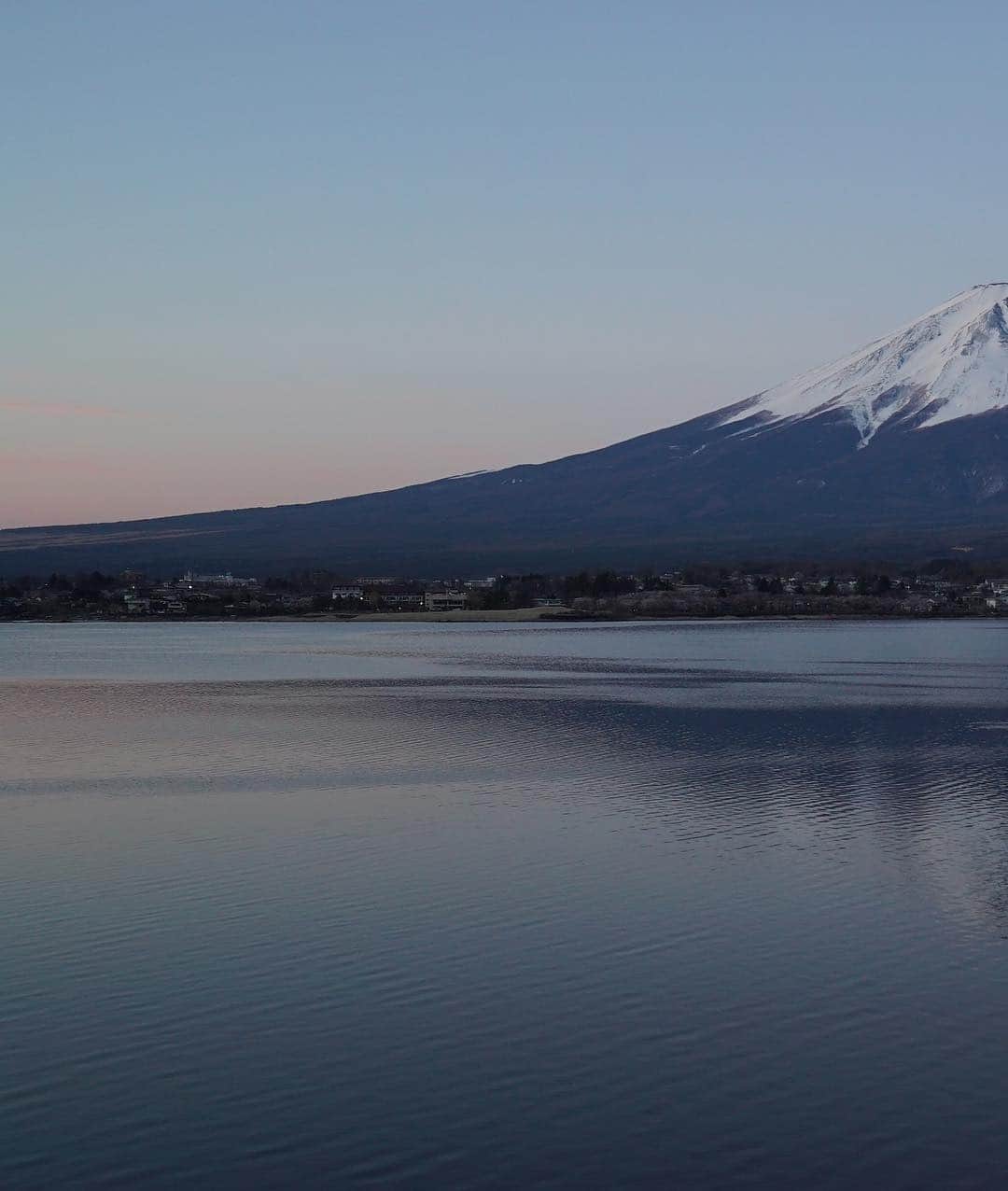 masayaさんのインスタグラム写真 - (masayaInstagram)「Before Sunrise  連続15時間富士山と向き合った中で、1番いい色を見せてくれた日の出前 #mtfuji #fujisan #富士山 #lakekawaguchi #河口湖」4月17日 23時02分 - moonlightice