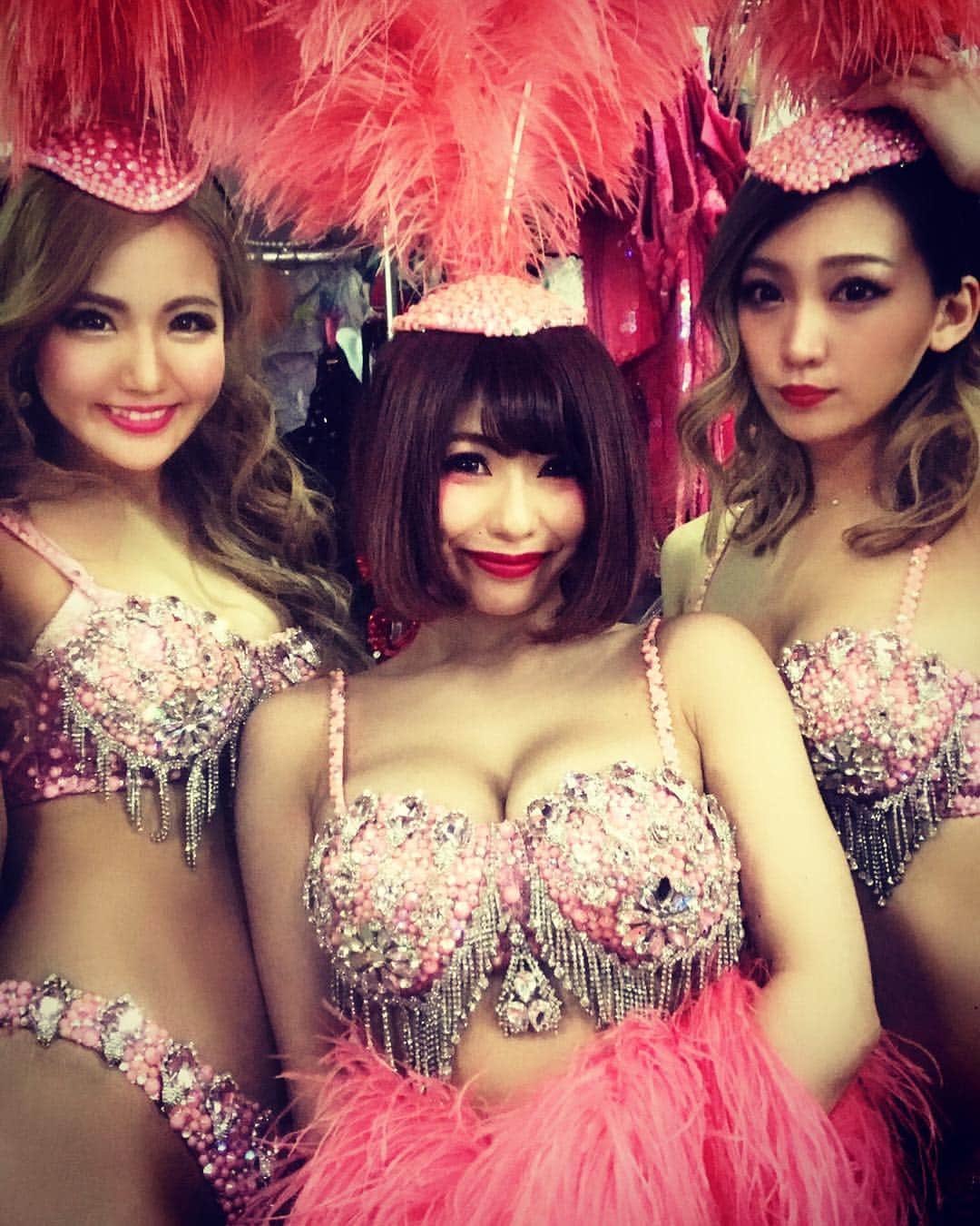 のインスタグラム：「4月後半バーレスク出演スケジュール🍓 . . 18.19.21.22.23.25.26.27.29.30日が出演です👯❤️❤️.おまちしてますっ。 . . . . .  #バーレスク東京#バーレスクtokyo #burlesquetokyo #burlesque#dance#show#showclub#nightclub#showgirl#dancer#japan#tokyo#roppongi #sexy#sexyshow」