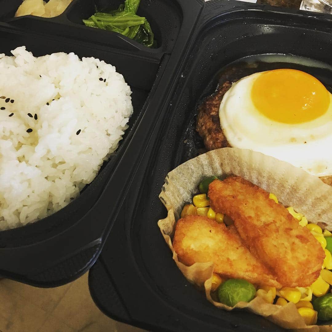 塚田詩織のインスタグラム：「#現場ごはん」