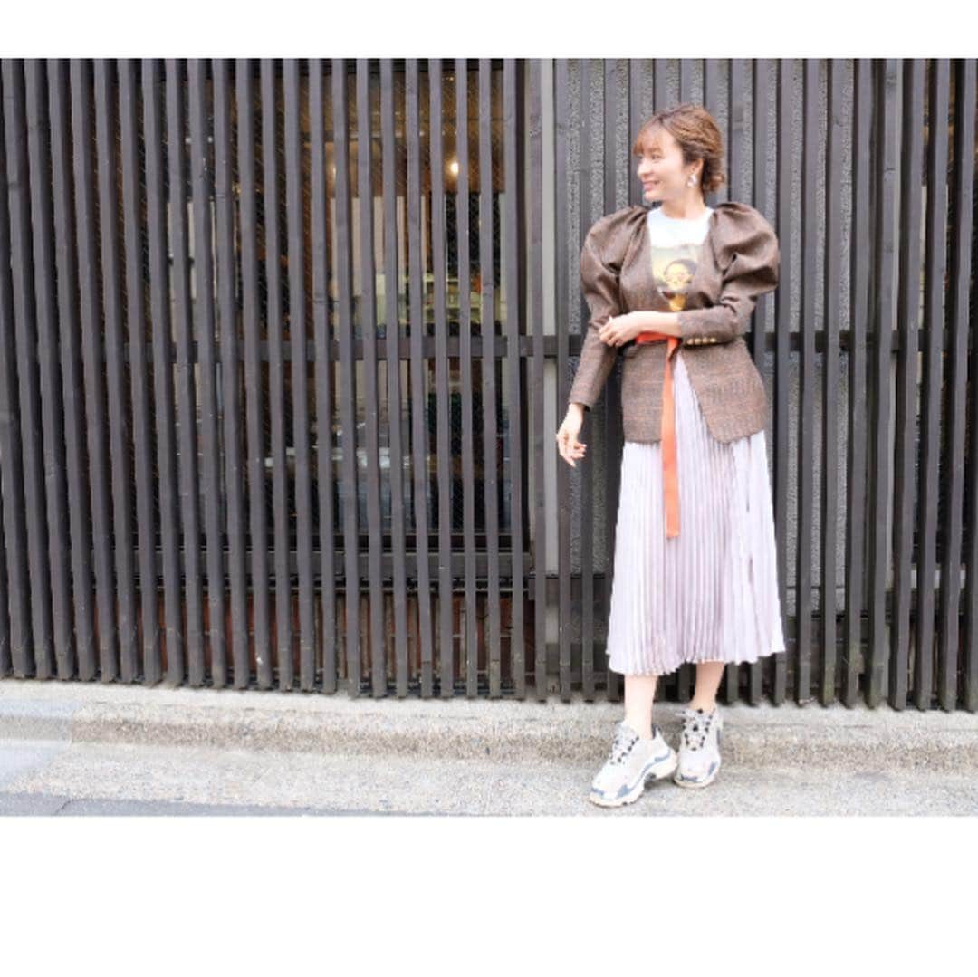 新山千春さんのインスタグラム写真 - (新山千春Instagram)「today's coordinate💖🌹 楽しい📺ロケでしたぁ . jacket @stair_official . skirt @unitedarrows_official . Sneaker @balenciaga . 今日はいい日だねぇ💖😍💜 一眼レフで撮ってくれたのは📸 manager哲さん🤩👍 _____________________________________________________🌴#LA 好き❤ #art 🎨好き#🌸 #Japaneseactress #casualcoordinate #denimcoordinate #makeup #model  #mama#mamastyle #Instagood #streetwear #mamacoordinate #hairarrange #streetfashion  #outfit #casualstyle  #outfitstyle #촬영 #粉我 #나를따르라  #fashionistas #dailylook #coodinate #いいね 💘#フォロー ありがとうございます🌹#新山千春  _____________________________________________🌴🌵🌴」4月17日 17時38分 - chiharuuu_0114