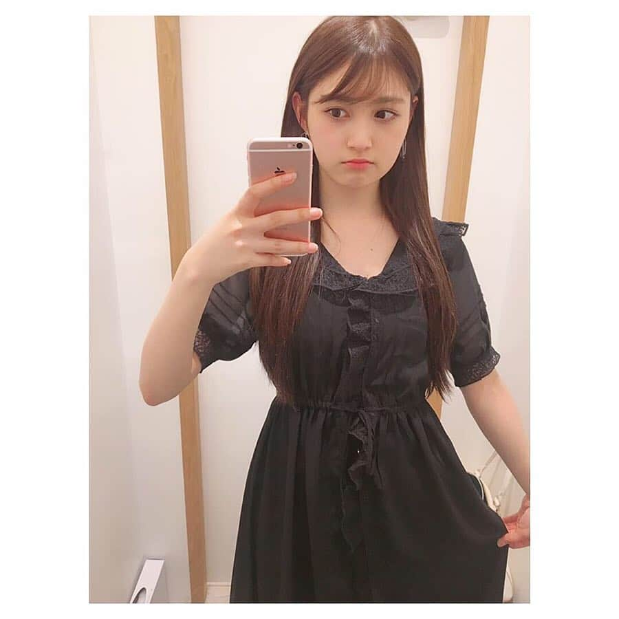 神志那結衣さんのインスタグラム写真 - (神志那結衣Instagram)「新しい服を求めて ザッザッザ と歩いてヘトヘト です。 試着で バッバッバ と服を着て脱いで チャリン とお金を払い、 ガヤガヤとした街をまた ザッザッザ と歩き回る。  パッポン パパポン という音を聴いて信号を渡り、ガッシャン と鳴って開いたエレベーターに乗り、ピッ と改札を通り、 ガタンッゴトンッ と電車に揺られて帰宅。 ふと、音に敏感になった買い物dayでした👂🎼🎵 #お買い物 #ショッピング #shopping #ワンピース #黒 #black #服 #onepeace #niceclaup #ootd #音」4月17日 17時40分 - jiina27