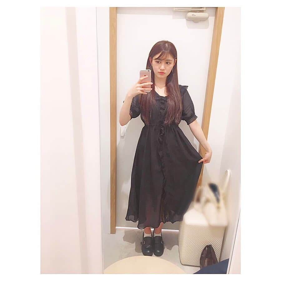 神志那結衣さんのインスタグラム写真 - (神志那結衣Instagram)「新しい服を求めて ザッザッザ と歩いてヘトヘト です。 試着で バッバッバ と服を着て脱いで チャリン とお金を払い、 ガヤガヤとした街をまた ザッザッザ と歩き回る。  パッポン パパポン という音を聴いて信号を渡り、ガッシャン と鳴って開いたエレベーターに乗り、ピッ と改札を通り、 ガタンッゴトンッ と電車に揺られて帰宅。 ふと、音に敏感になった買い物dayでした👂🎼🎵 #お買い物 #ショッピング #shopping #ワンピース #黒 #black #服 #onepeace #niceclaup #ootd #音」4月17日 17時40分 - jiina27