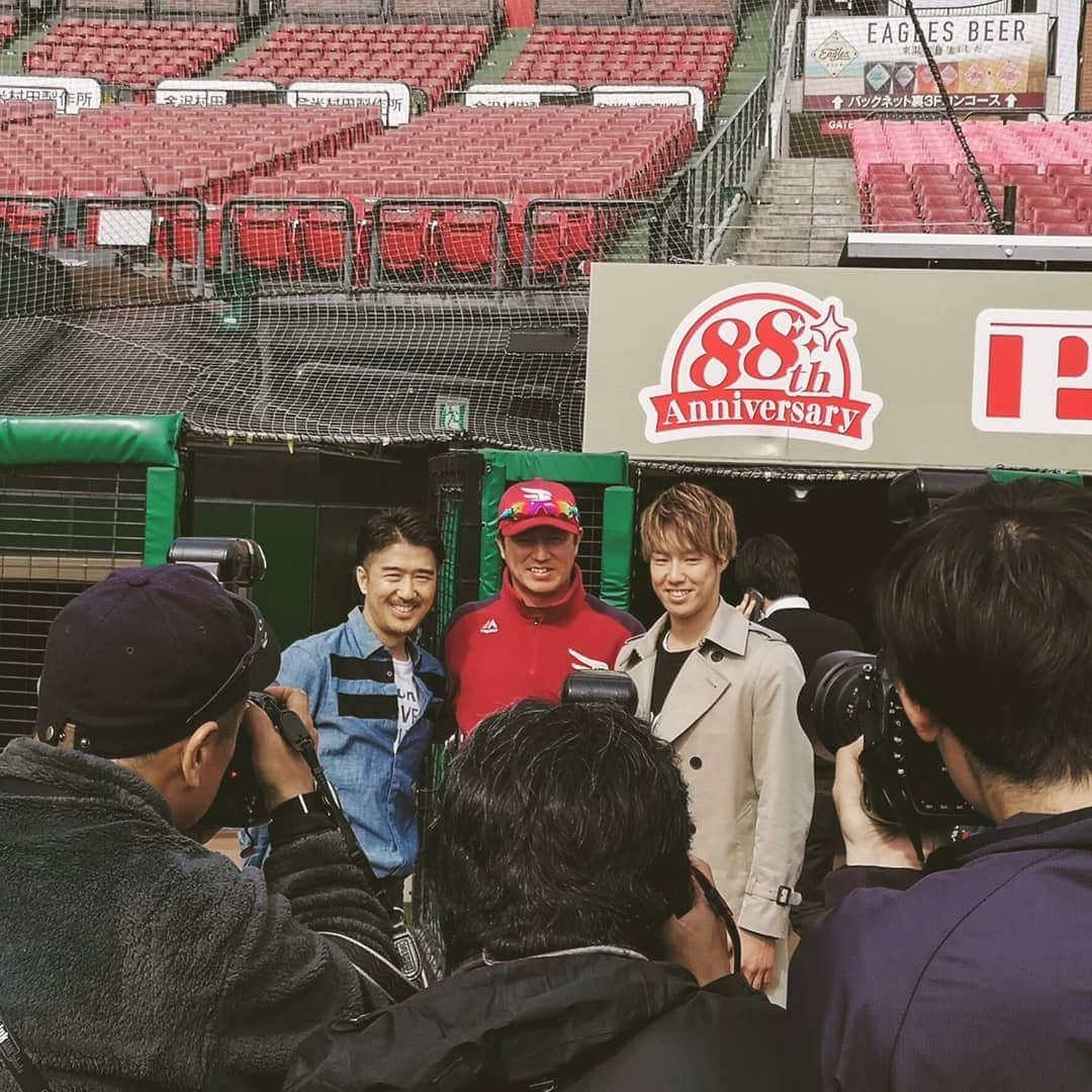 池森秀一さんのインスタグラム写真 - (池森秀一Instagram)「小山を連れて平石監督に会ってきました⚾ 球場の楽天生命パーク宮城は、めちゃくちゃお洒落で楽しめるアイテムがいっぱいでした♪ #DEEN #vocal #池森秀一 #music #musicproducer #東北楽天ゴールデンイーグルス #楽天イーグルス #楽天生命パーク宮城 #平石洋介 #平石監督 #プロ野球 #パリーグ #仙台 #小山翔吾 #goforeagles」4月17日 17時50分 - ikemori_shuichi