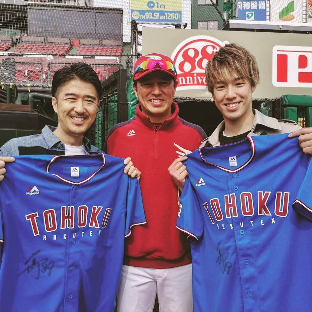 池森秀一さんのインスタグラム写真 - (池森秀一Instagram)「小山を連れて平石監督に会ってきました⚾ 球場の楽天生命パーク宮城は、めちゃくちゃお洒落で楽しめるアイテムがいっぱいでした♪ #DEEN #vocal #池森秀一 #music #musicproducer #東北楽天ゴールデンイーグルス #楽天イーグルス #楽天生命パーク宮城 #平石洋介 #平石監督 #プロ野球 #パリーグ #仙台 #小山翔吾 #goforeagles」4月17日 17時50分 - ikemori_shuichi