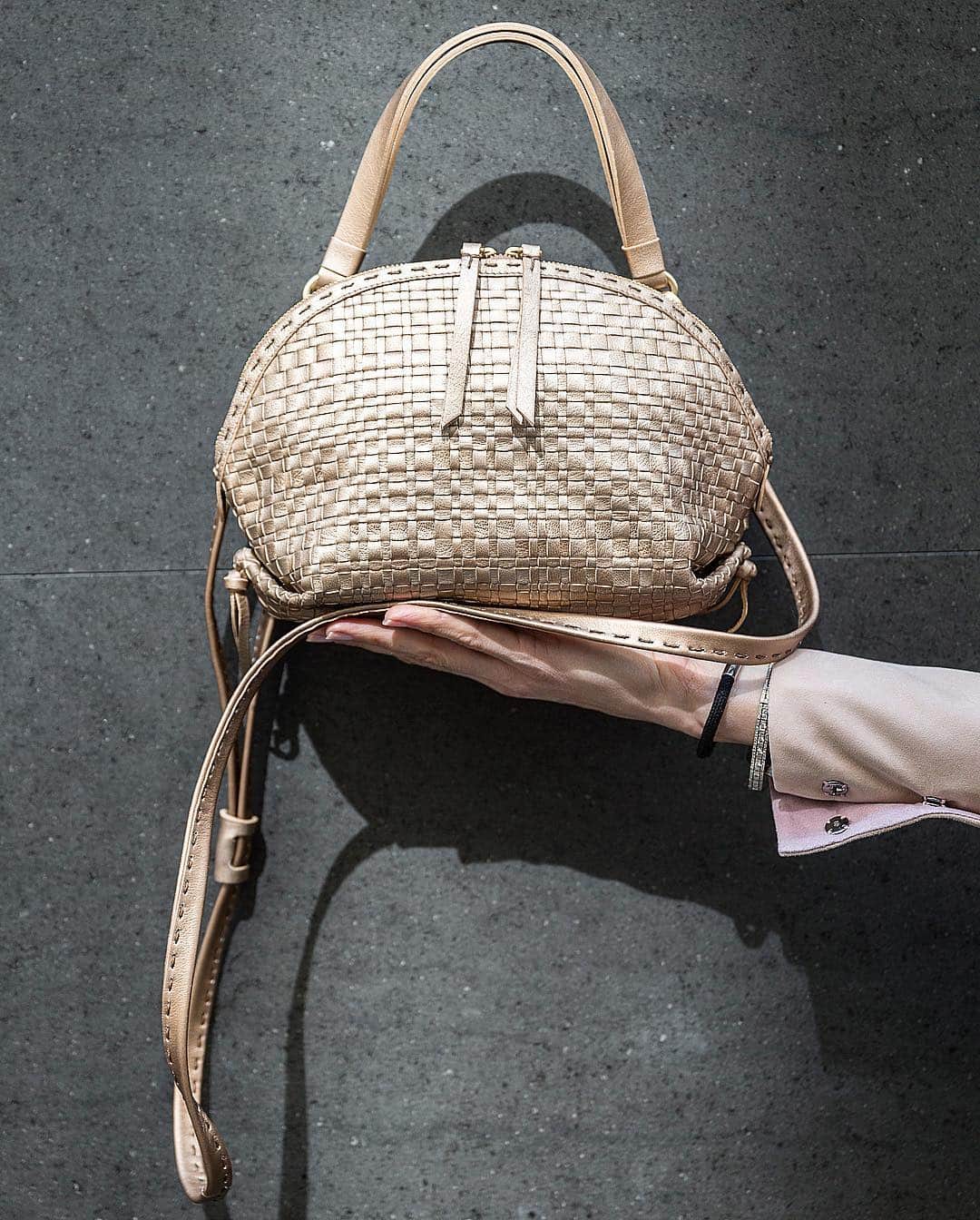 エンリーベグリンのインスタグラム：「collect things not everythings.... #henrybeguelin#dorotea#bag#woven#leather#vegetaltannedleather#total#handmade#for#every#occasion#nude#color#」