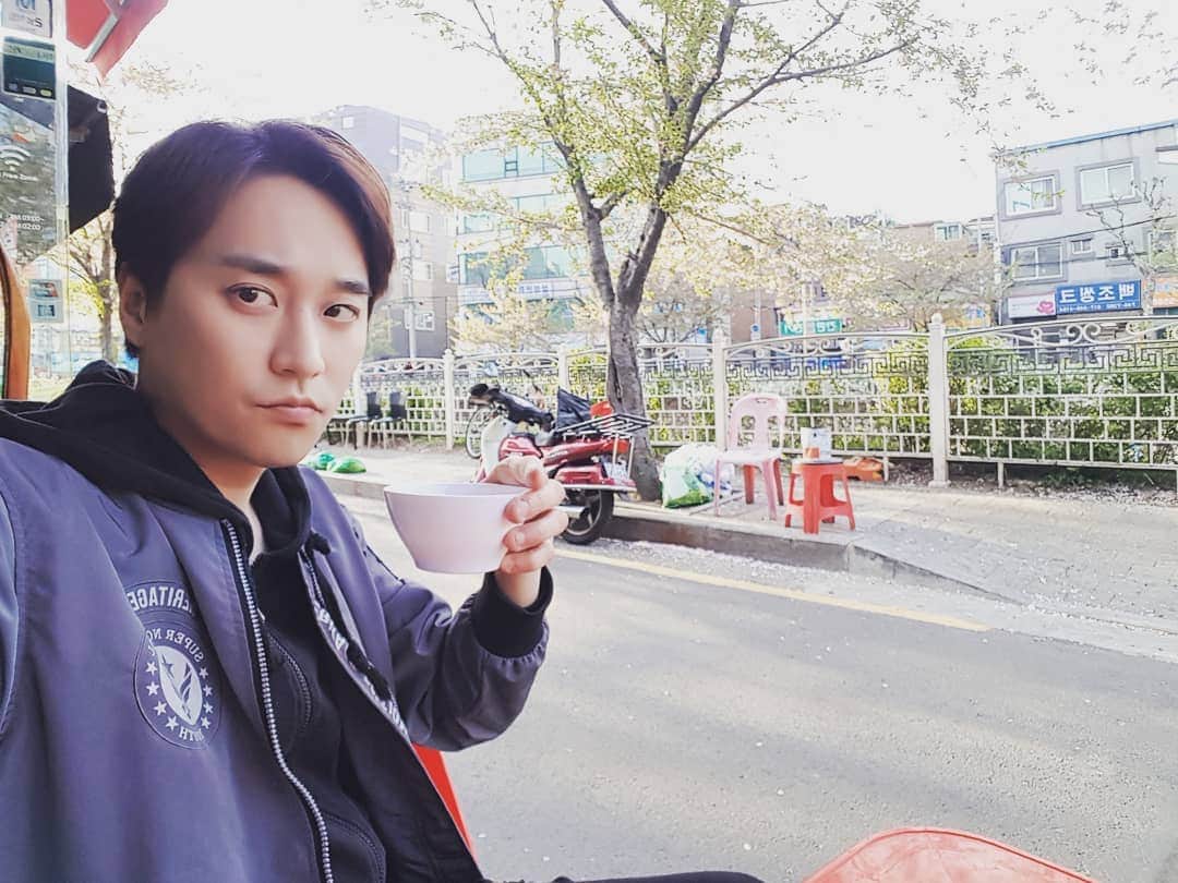 ホ・ジョンミンのインスタグラム：「내일 약속을 오늘로 착각함...갑자기 공허해짐...에라이 #낮걸리 나  퍼마시자...#성북천 낮걸리 땡기는 사람 모여라」