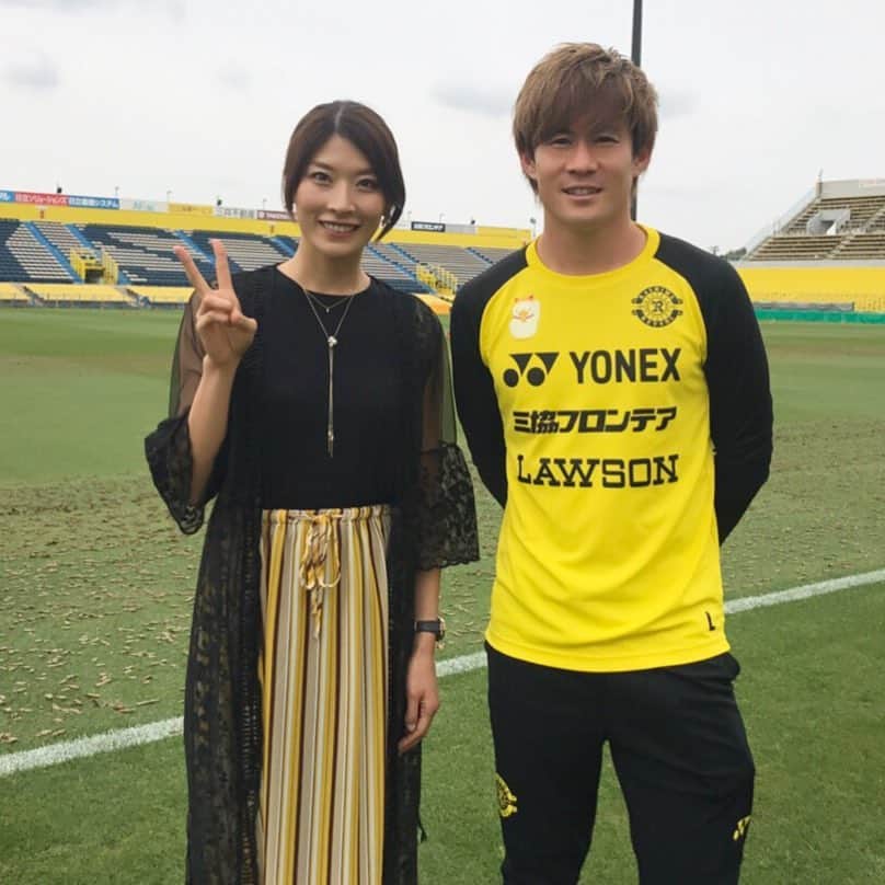 西谷綾子のインスタグラム：「✴︎ 4月12日に28歳を迎えた菊池大介選手にインタビュー♪😆🎉 ・ 28歳になり感じること、これから。 そして、これまで多くの出逢いがあるなか菊池選手の心を動かし背中を押した言葉とは…✨ ・ この模様は、4/28(日)20:30〜 チバテレ「ライジングレイソル」 ・ 観てね♡ ・ #柏レイソル #選手インタビュー  #soccer #reysol #jleague」