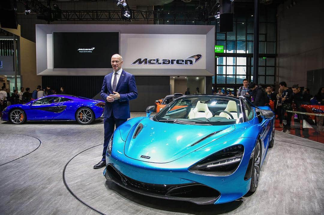 McLaren Automotiveさんのインスタグラム写真 - (McLaren AutomotiveInstagram)「McLaren Automotive CEO Mike Flewitt presents the 600LT Spider and 720S Spider at the Shanghai Auto Show. The 720S Spider is finished in Belize Blue with an Almond White interior, while the 600LT Spider is striking in Lantana Purple.」4月17日 17時47分 - mclarenauto