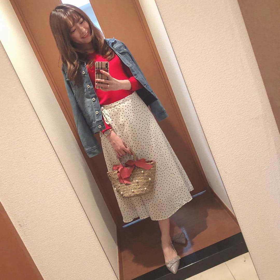 菊池かなこさんのインスタグラム写真 - (菊池かなこInstagram)「👗𝑓𝑎𝑠ℎ𝑖𝑜𝑛👠 ✾ @lialapg のスカラップトップス 真っ赤で大好き😻 早くかごバッグ持ちたい🌻 ✾ ━━━━━━━━━━ ✾ #ootd ✾ 🧥 @fifth_store #ベーシックデニムジャケット 👚 𝕥𝕠𝕡𝕤 @lialapg @joint_space lpg411-0409 #ialapg#liala_fashion#pr 👗 𝕤𝕜𝕚𝕣𝕥 @gu_for_all_ @gu_global (去年) 👜 𝕓𝕒𝕘 ⌚️ 𝕨𝕒𝕥𝕔𝕙 @monogriis_jp #monogriis 👠 𝕤𝕙𝕠𝕖𝕤 @vivian_collection_official ━━━━━━━━━━ ・ ୨୧┈┈┈┈┈┈┈┈┈┈┈┈┈┈┈┈┈୨୧ #fifth#fifthtl#フィフス #プチプラ#プチプラコーデ#codenate#code #今日のコーデ#春コーデ  #アラサーコーデ#ロングスカート #スカートコーデ#ドットスカート #vivian公式アンバサダー#vivianコーデ」4月17日 17時48分 - canana_kanako