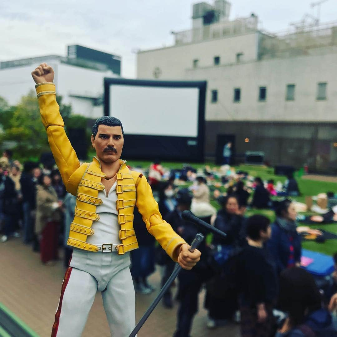 映画『ボヘミアン・ラプソディ』公式のインスタグラム：「. ⚜👑 #届けドンドンパッ 👑⚜ 今夜は㊗️『#ボヘミアンラプソディ』のブルーレイ＆DVDリリース&デジタル配信スタートを記念して、特別イベント『“ライヴ・エイド完全版”フェス in JAPAN』を開催‼️ . 18時からTwitterの他、YouTube、Facebook、LINE LIVEで生中継しますのでお楽しみに‼️ . #ボヘミアン胸アツ」