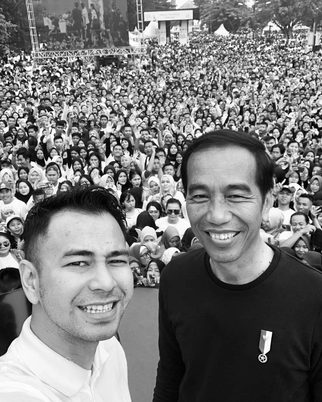 Raffi Ahmadさんのインスタグラム写真 - (Raffi AhmadInstagram)「Bismillah .... Berdoa apapun yang terbaik untuk Indonesia 🇲🇨❤️ Percaya Takdir Allah ... 🙏 Berdoa ... Berusaha ... Tawakal ... Kesalahpahaman Manusia mungkin bisa salah dan bisa terjadi pada siapapun bahkan kepada diri kita sendiri ..., tapi pada ujungnya kita harus yakin Ketetapan dan Takdir Allah untuk Kebenaran tidak akan pernah Salah 🙏😇 Damailah Indonesiaku ❤️🇲🇨🙏 #kekuatandoa  #tawakal  #indonesiadamai」4月17日 17時58分 - raffinagita1717