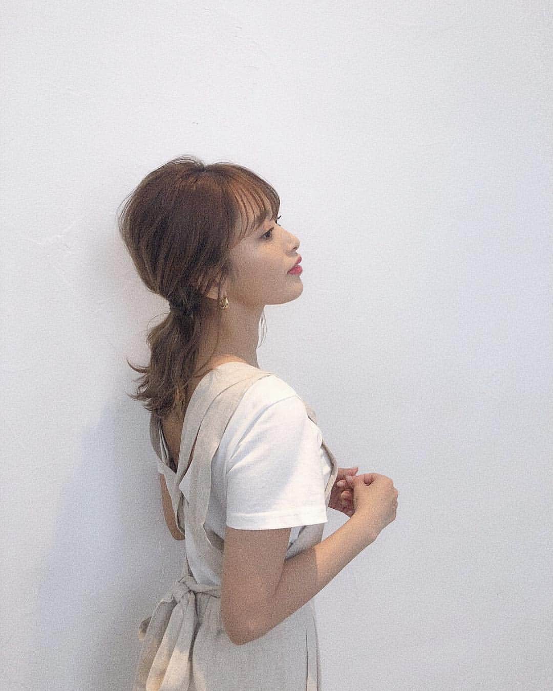 近藤千尋のインスタグラム：「リーゼを使って春服に合う ヘアアレンジに挑戦したので 撮影してもらいました💓☺️ 最近は髪が伸びてきてまとめる事が 多いです❤️ 泡タイプだから手ぐしでも良い感じに🌈  リーゼ まとめ髪フォームで  いろんなヘアアレンジしたいです✨ #リーゼ_広告  #リーゼ  #ヘアスタイリング  #ヘアアレンジ  #髪チャレ」