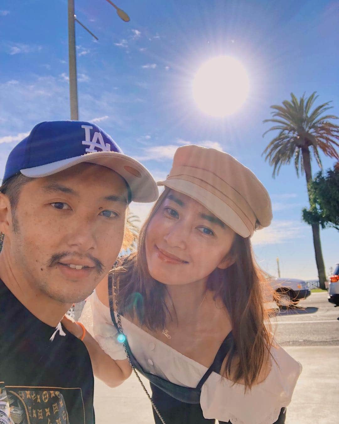 柴田翔平のインスタグラム：「昨日、インスタLIVEでお知らせさせて頂きましたが、僕たちのファンコミュニティを開設することになりました。  オンラインサロンとはまた違うオフラインサロンとの間にあるようなファニコンというツールを知り僕達が皆さんにご提供できる物と合致する！とぴったり来たのでアカウントを立ち上げました🙌 ファンの皆さんとワイワイチャットでお話しできたり、ここでしか見せないショートブログなども公開予定です。 1:1のDMでお悩みや皆様からのご相談にもお答えしていきたいと思います。 4月17日(水)19:00時より入会可能です！ faniconでもっと皆さんと交流できたら嬉しいです！  僕と仁香のトップページにあるURLからも登録可能です😊 #わからないことあったらDMかコメント下さ〜い https://fanicon.net/fancommunities/1198」