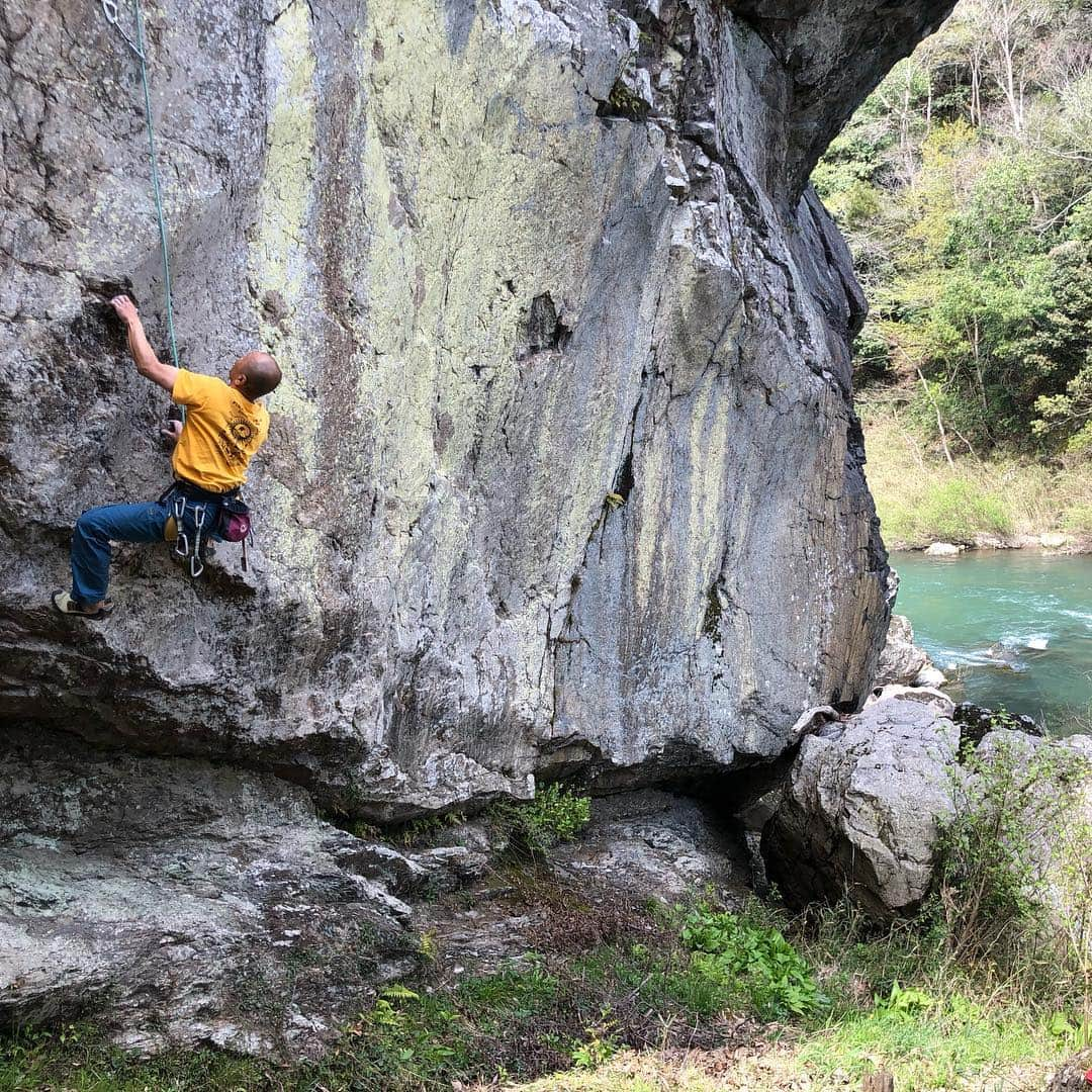 平山ユージさんのインスタグラム写真 - (平山ユージInstagram)「京都の山家立岩にて！ 由良川の辺りでのんびりとノブさんのお父さん初登ルートにチャレンジ！！ カスミ5.13aをオンサイト、動画のオンザ スプーン5.13bは3回目のトライで完登！！1992〜3年に作られた5.13でボルトの古さにビビったり、難易度もなかなかの歯ごたえでした！！昨夜の(最後の3ショット写真)永井さんとは日本にフリークライミングが伝わってきた頃の話しなど、大変貴重な体験でした。今から備中に向かいます💨💨💨 @thenorthfacejp  @beal.official  @blackdiamond  @climbskinspain」4月17日 17時55分 - yuji_hirayama_stonerider