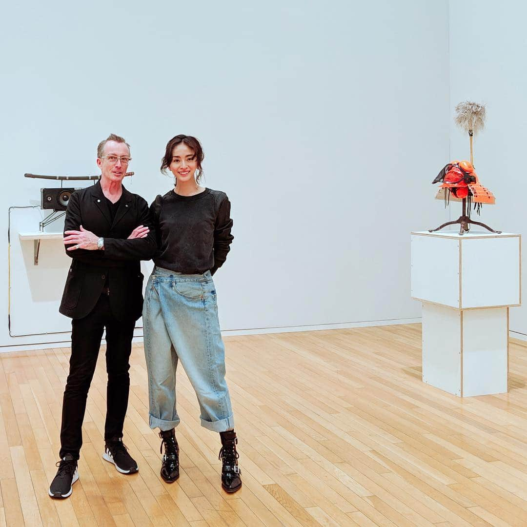 Yoshiko Kris-Webb クリス-ウェブ佳子さんのインスタグラム写真 - (Yoshiko Kris-Webb クリス-ウェブ佳子Instagram)「with my boss @guyperryman for interviewing @tomsachs ✨ #tomsachsteaceremony 🍵 📻 今日は会いたかった人、トム・サックス氏をインタビューしにオープニング前の東京オペラシティアートギャラリーへ。インタビューのON AIRは19日(金) InterFM897 @gps897 でね✨ 📻 トム・サックス氏がティーセレモニー（茶会、茶道）に本格的に取り組む展覧会「トム・サックス　ティーセレモニー」の会期は2019年4月20日から6月23日まで！圧巻です✨ 📻 #TomSachsJapan のタグをご本人からタギングして貰いました😍シリアルナンバーは006。」4月17日 17時57分 - tokyodame