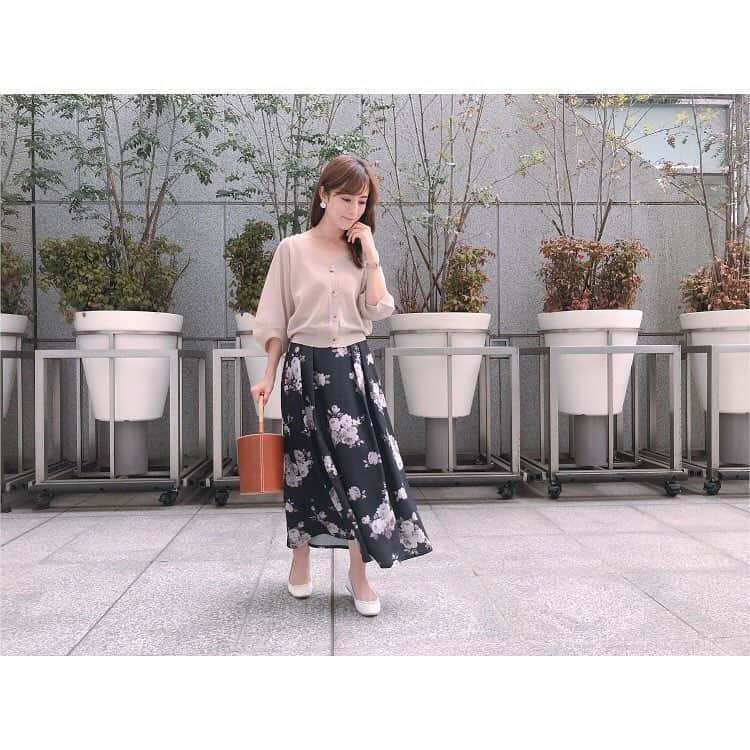 のインスタグラム：「♡ * やっと明日から1日保育が始まるー◡̈⃝ お弁当忘れないようにしなくちゃ！ * 最近はぽかぽか、アウターなしでも出かけられる暖かさでうれしいな♡ * コーデは上下ともにRoomy's(@roomys_official)❁﻿ * ポワンとした袖が可愛いショートカーディガンは、 シアー素材で華やか！ 羽織りとしても使えるから便利♡ * フラワープリントのスカートは、歩くたびにふんわり♪ 自分好みの長さが選べるのもうれしい◡̈♥︎ ちなみに159cmでロング丈を着ています！ * * #roomys #roomys_style #spring #summer #fashion ﻿#春コーデ」