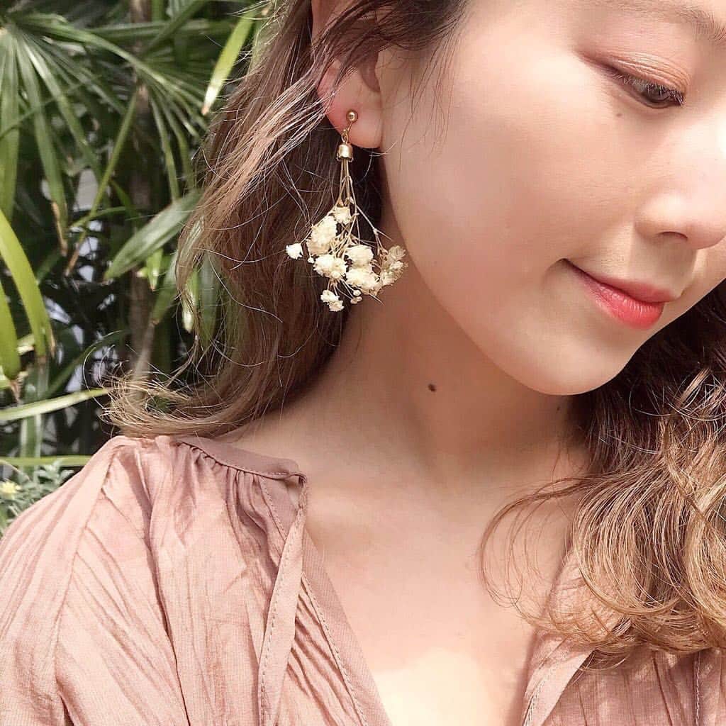 のインスタグラム：「4月20日Kastane那覇店オープン✈️ CHACO のイヤリング＆ピアスも限定販売いたします。 沖縄の方にははじめて手にしていただけるかと思います🤲 ご旅行予定の方は旅の思い出になりますように❣️ #kastane  #kastane_chaco  #chacoflower」