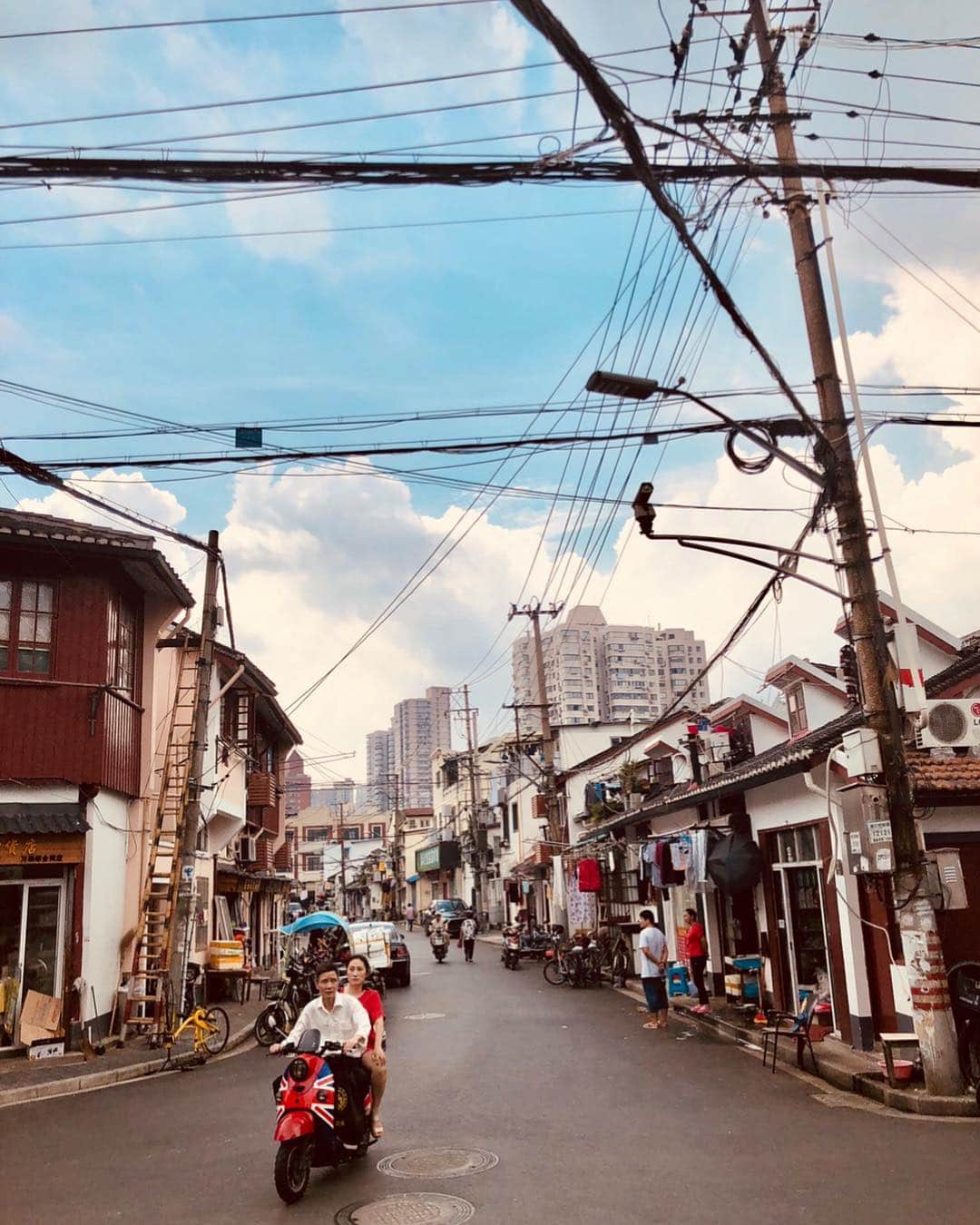 カロリーヌ・ド・メグレのインスタグラム：「Hello Shanghai 🇨🇳」