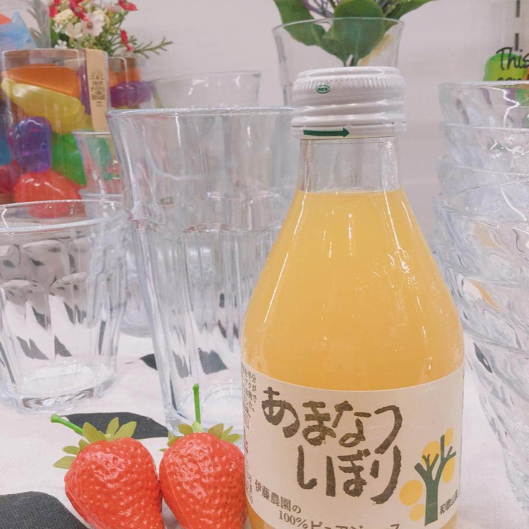 Toffy_Jiyugaokaさんのインスタグラム写真 - (Toffy_JiyugaokaInstagram)「美味しい美味しい✨あまなつしぼり100%ピュアジュース🍹 .  紀州和歌山で育った果実を、苦味やアクが入らないように丁寧に絞ったジュースなんです😊 .  なんと原材料は和歌山の甘夏のみ！🍊 .  体にも心にも優しい💕 そんなあまなつしぼり🍊✨ . 同じく優しい、ミカンや甘夏、梅のジュレも入荷しますよ☺️ .  贈り物にも最適です🎁 .  あまなつしぼり100%ピュアジュース ¥310+tax .  #toffy #toffy自由が丘#雑貨 #自由が丘散策 #キッチン家電 #あまなつ#あまなつしぼりジュース#100パーセント #100パーセントジュース#無添加#優しい#体に優しい#素材の味#和歌山#紀州#紀州和歌山#みかん#梅#ジュレ#贈り物」4月17日 18時03分 - toffy_jiyugaoka